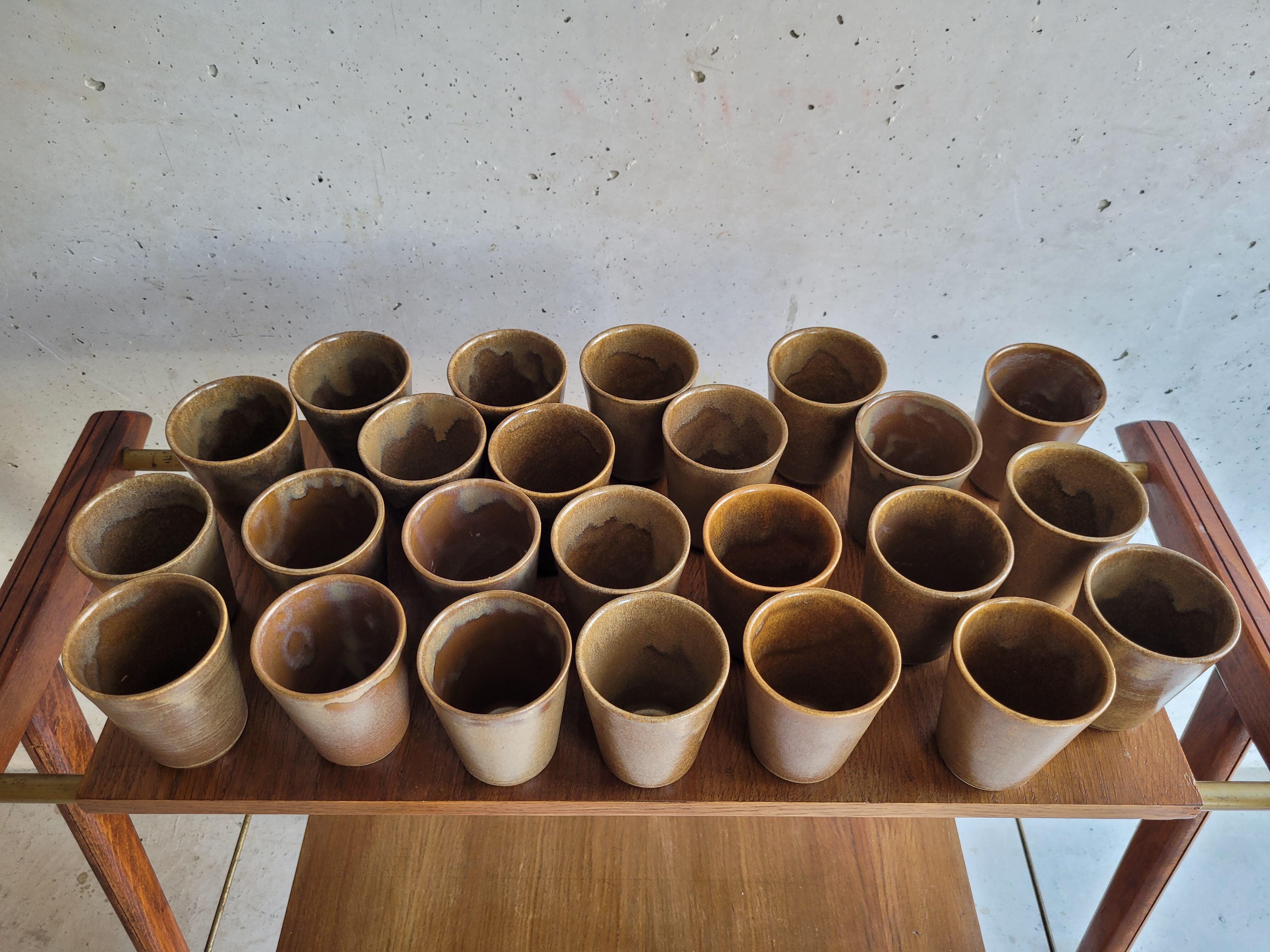 24 verres en grès marron vintage
