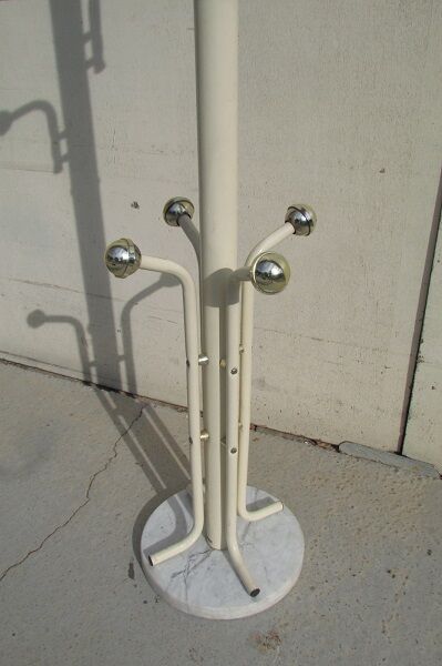 70s coat-carrying parrot