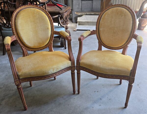 Paire de fauteuils cabriolets st. Louis XVI en bois mouluré et rec