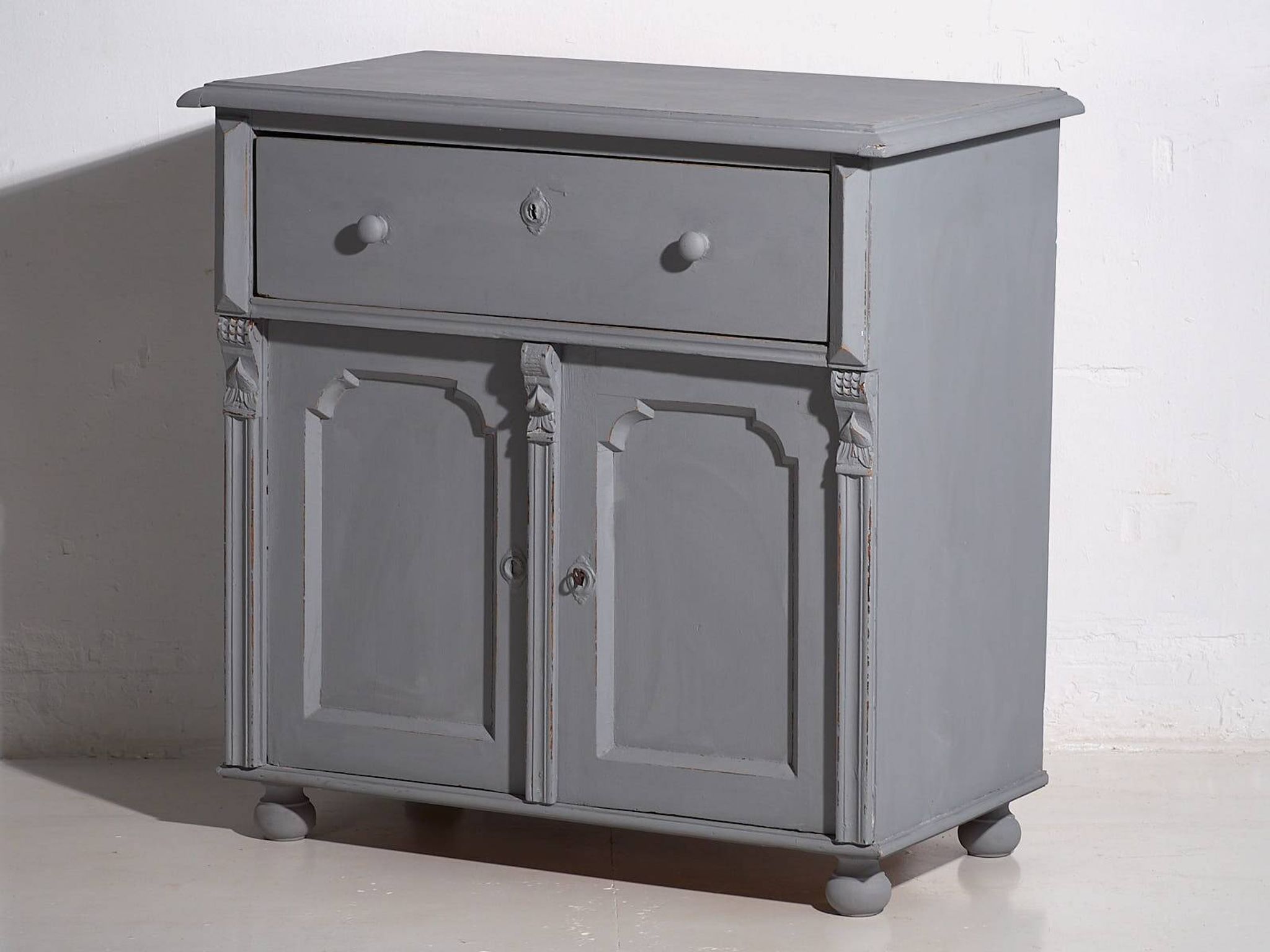 Old living room chest of drawers with two doors (circa 1920) #15
