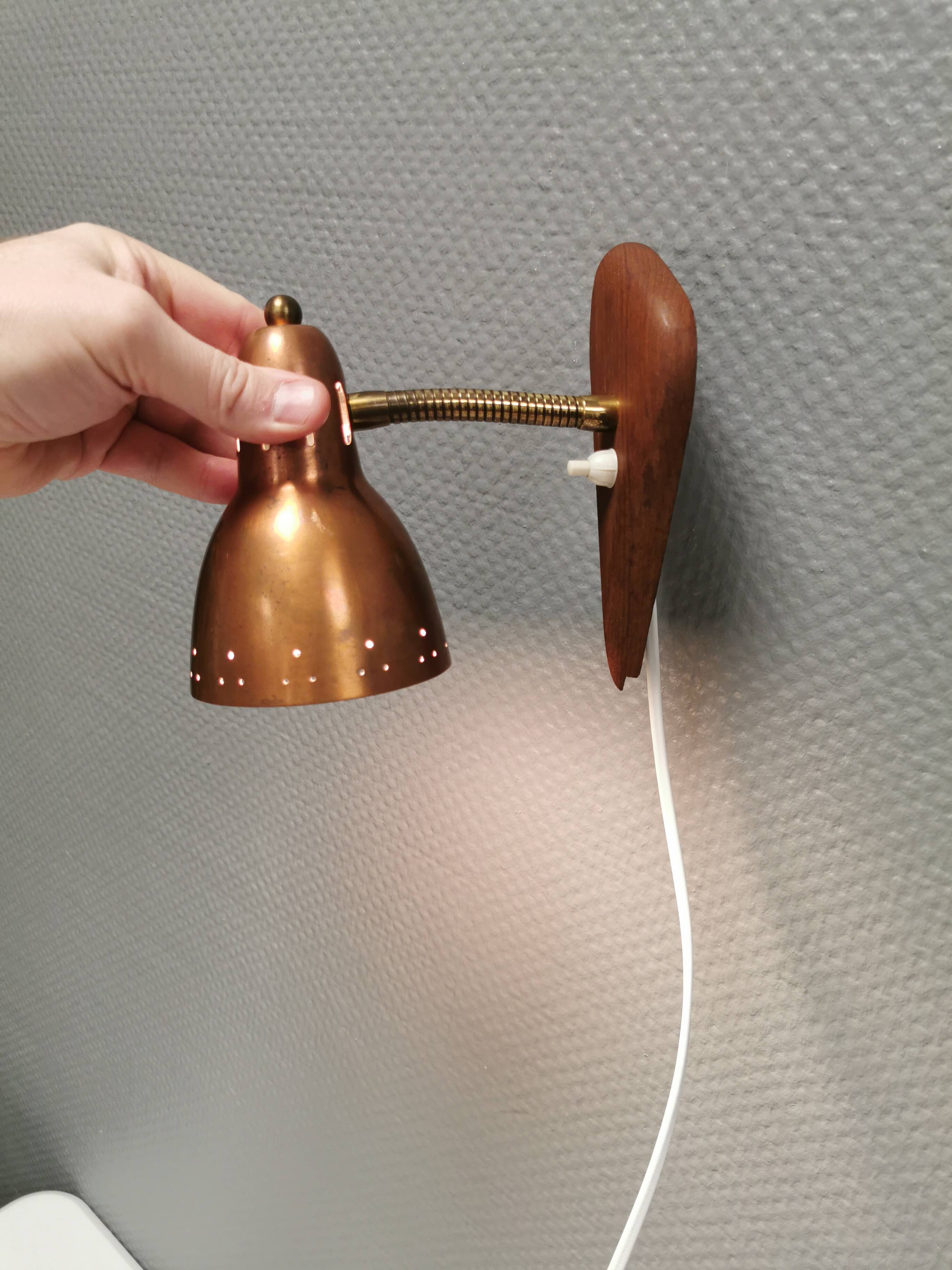 Petite applique danoise en cuivre et teck avec cintrage couleur laiton. Estimation des années 1950-60.