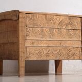 Coffre ancien en bois sculpté de style primitif, c.1920