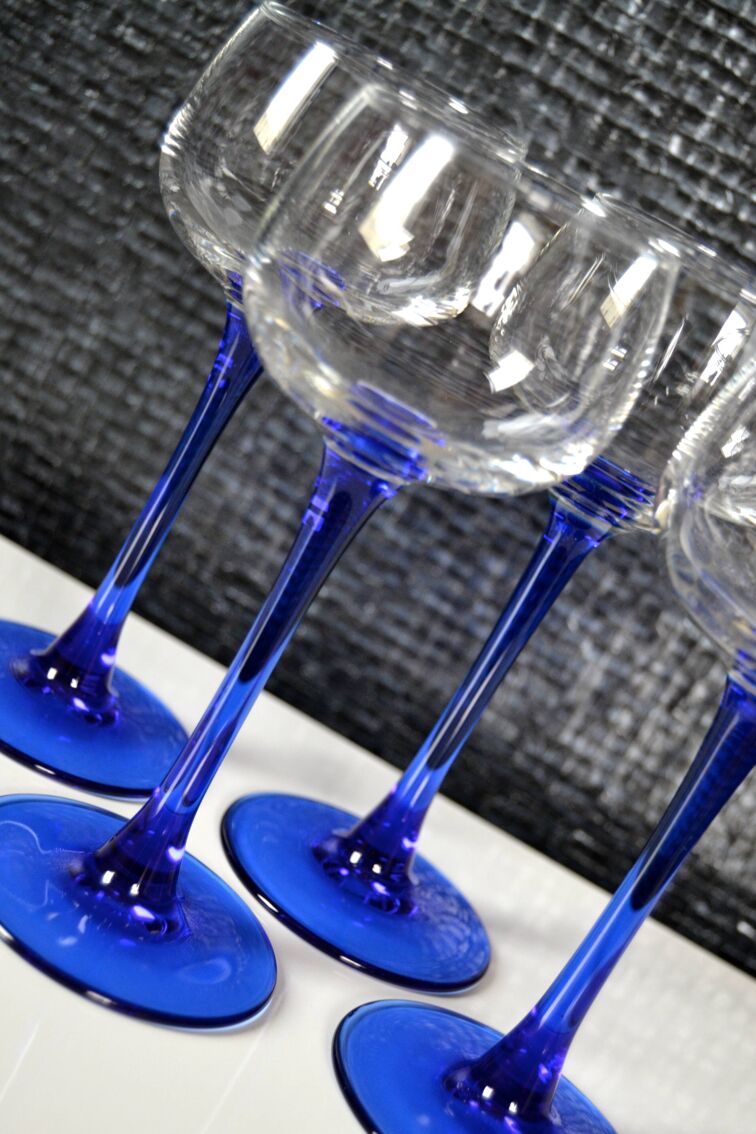 Suite de quatre verres à pieds , vin d'Alsace , bleus | Selency