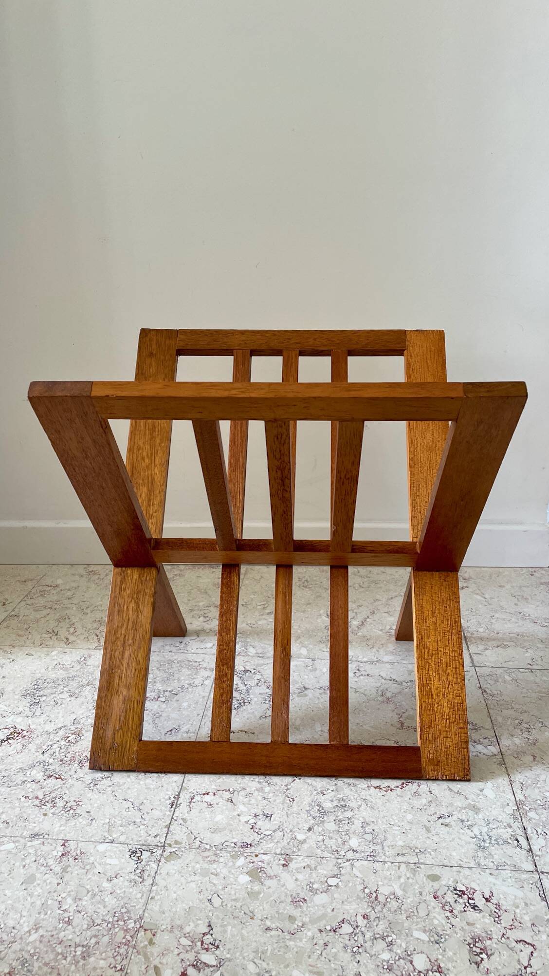 Vintage design geometric magazine rack