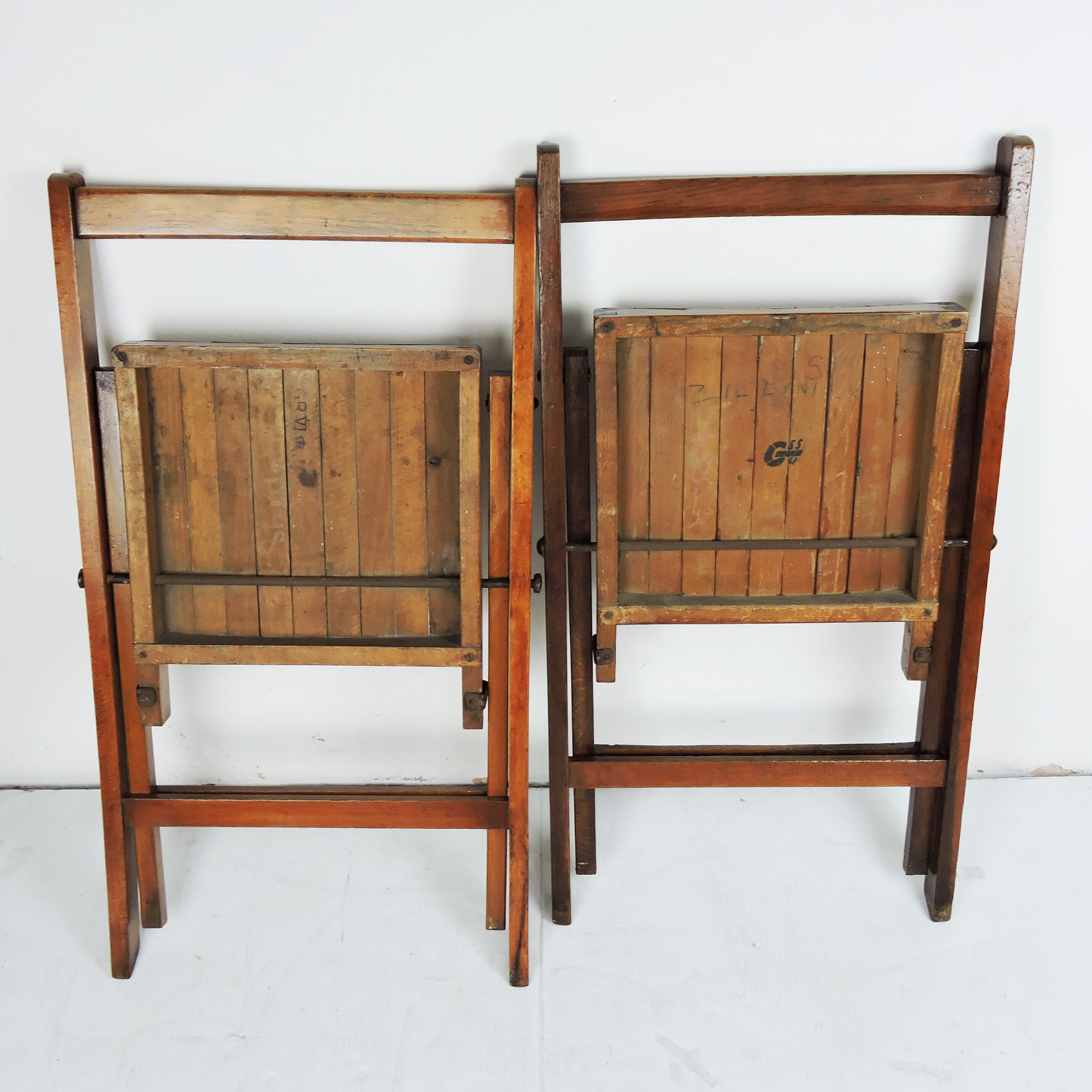 Ensemble de 4 chaises de campagne pliantes George VI utilisées par les militaires britanniques pendant la Seconde Guerre mondiale