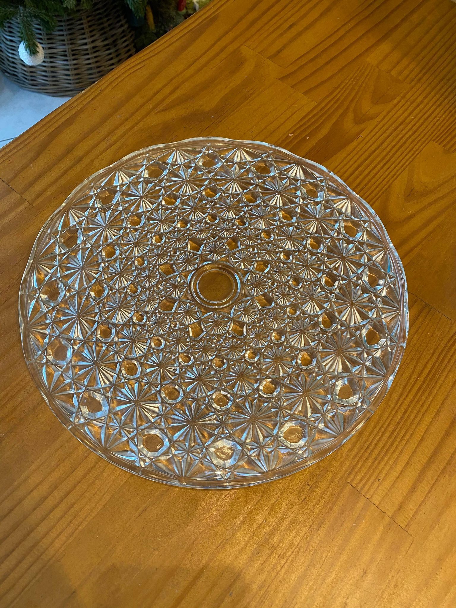 Round dish in chiseled glass