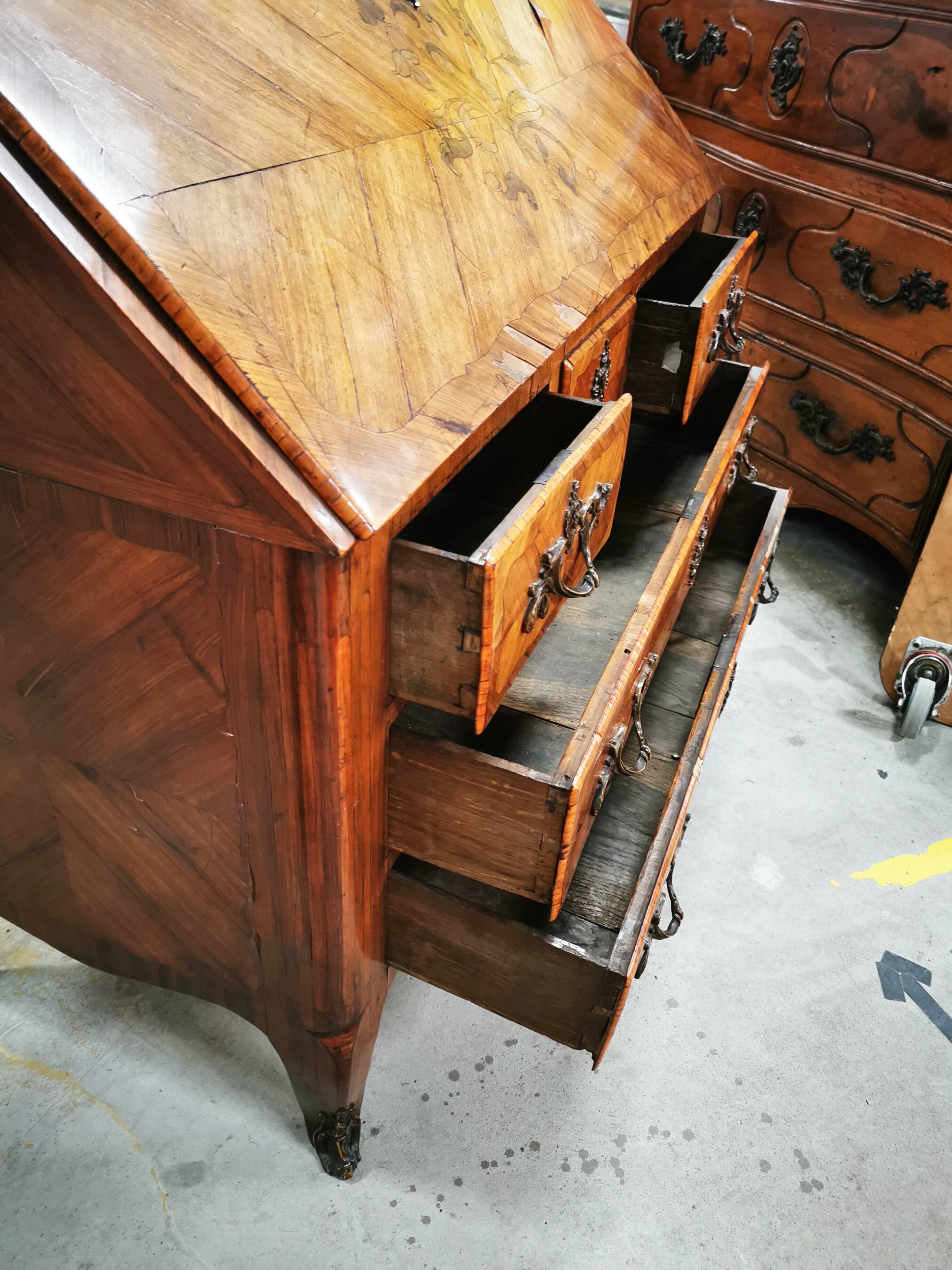 Rosewood desk/secretary, antique brand from the late 18th century.