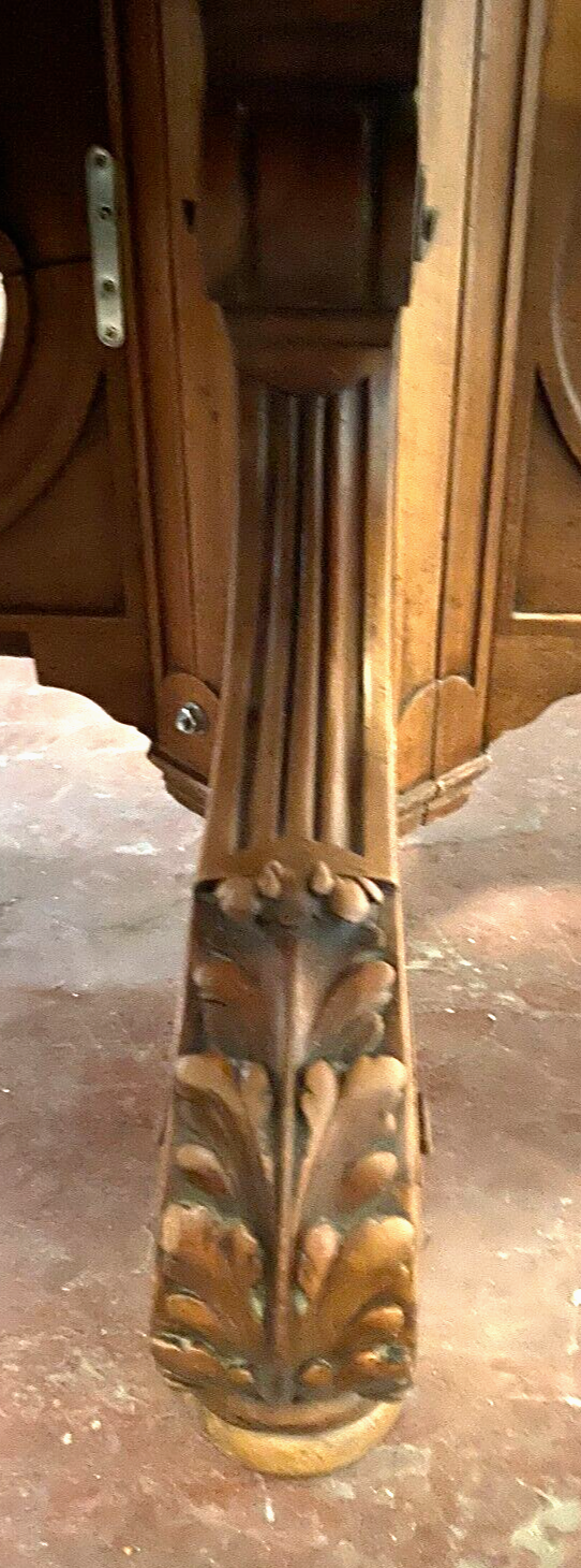 Table Napoléon III a pietement central en noyer massif XIX siècle