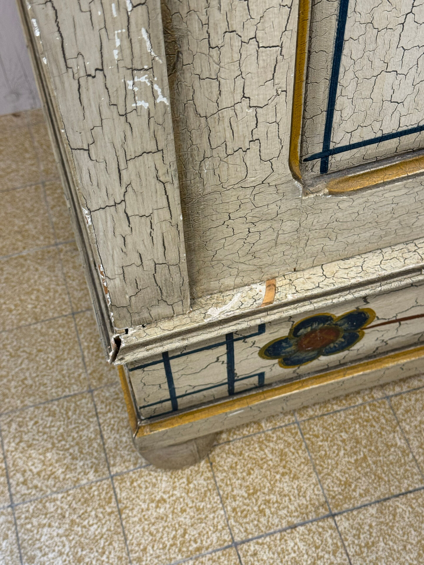 Vosgian wardrobe in painted wood