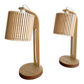 Paire de grandes lampes Scandinaves en bois naturel.