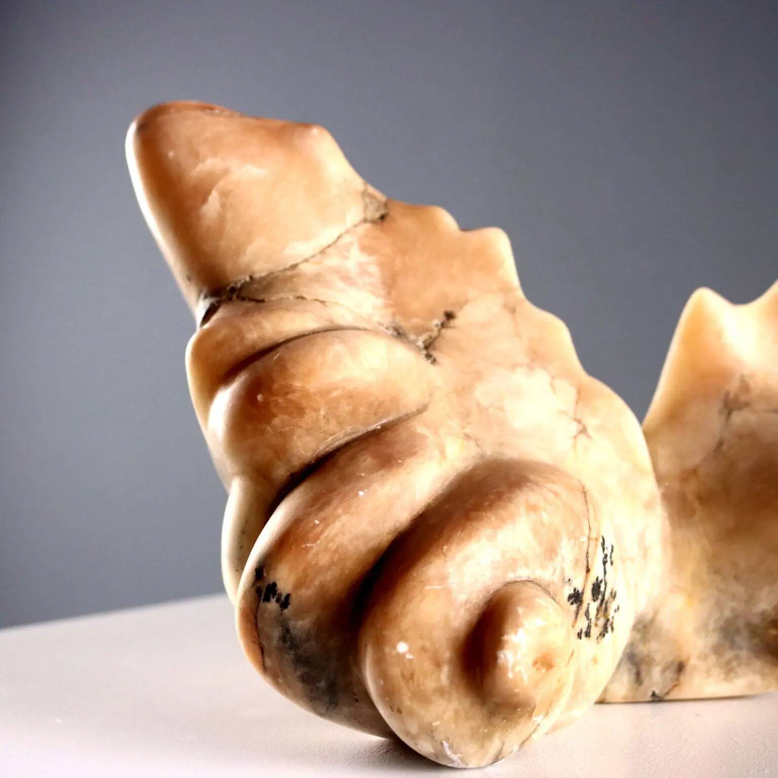 Antique alabaster centrepiece in the shape of a shell, 19th-20th century.