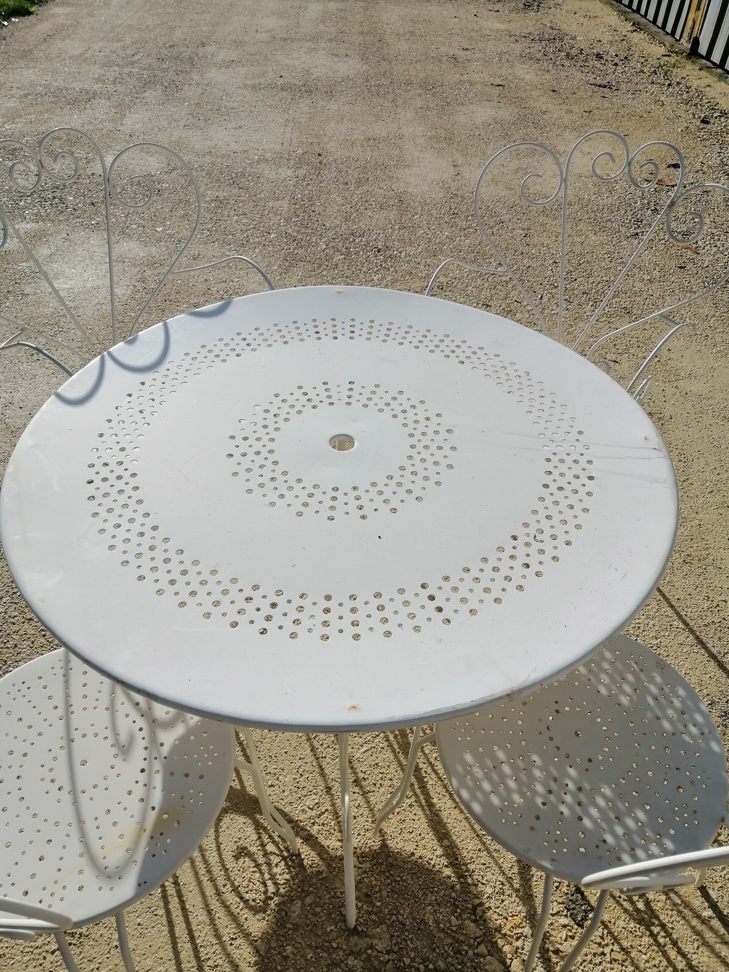 Garden furniture in white metal