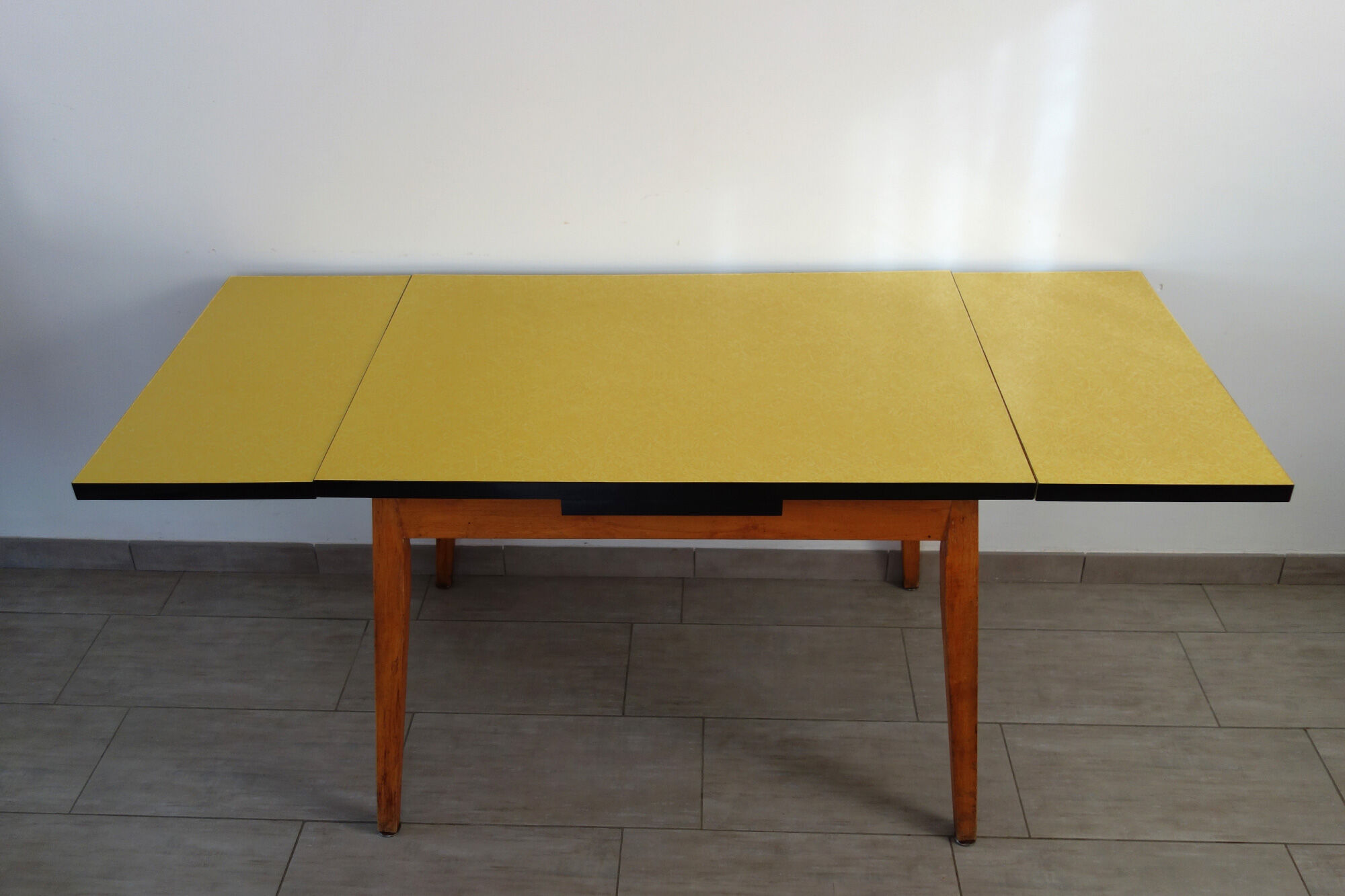 Table formica jaune et pieds bois années 50