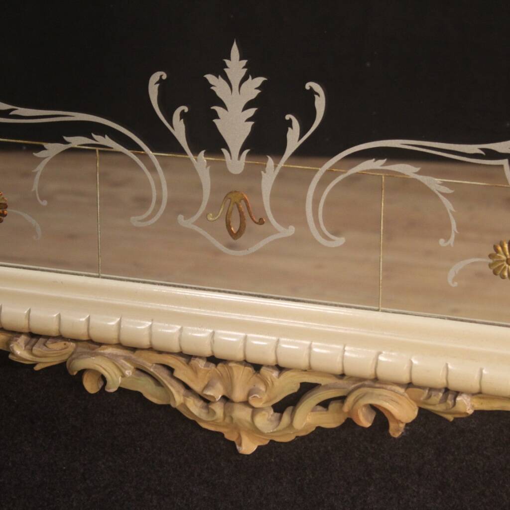 Miroir laqué italien avec décorations florales du 20ème siècle