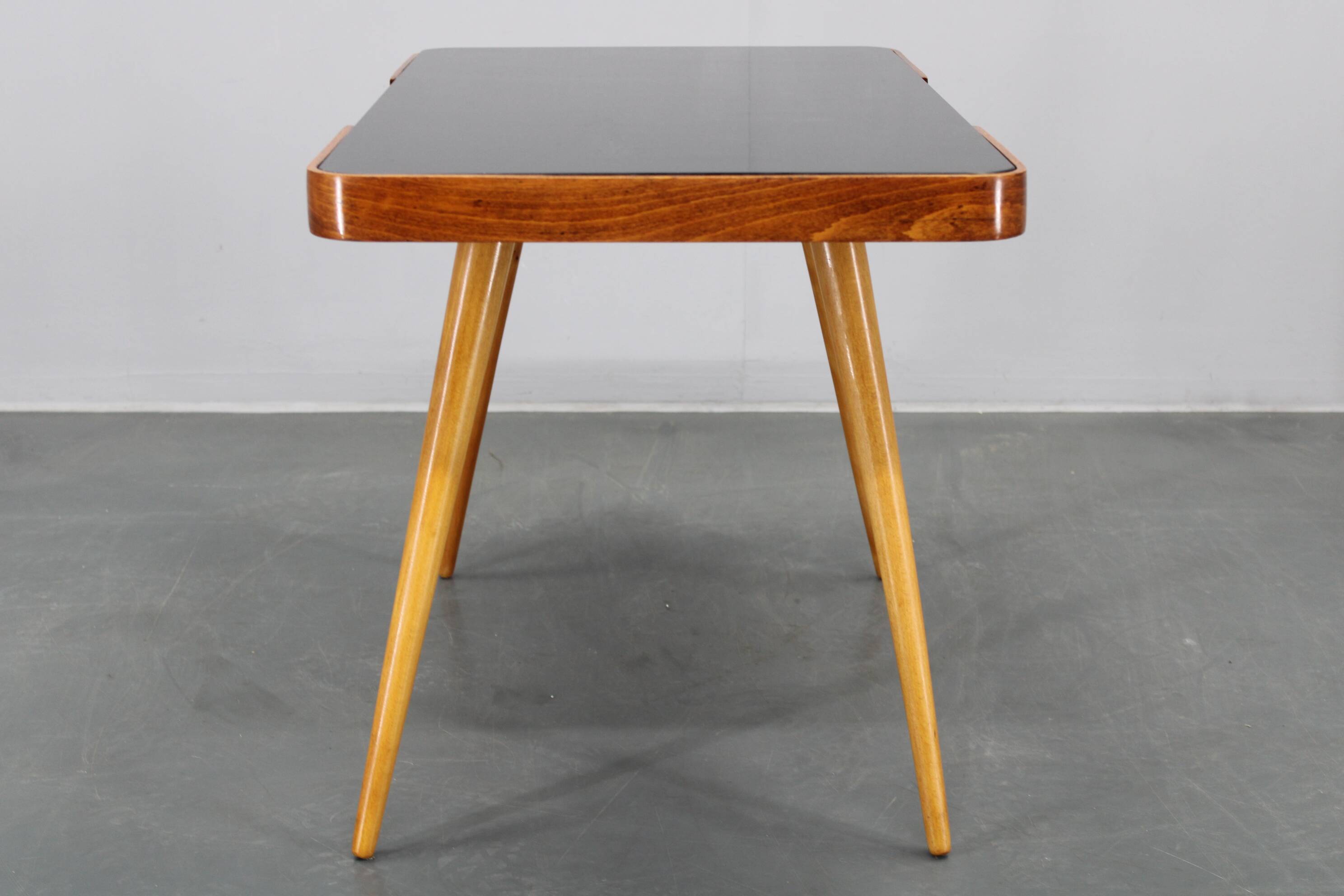 Table basse en hêtre et en verre opaque, années 1960, Tchécoslovaquie