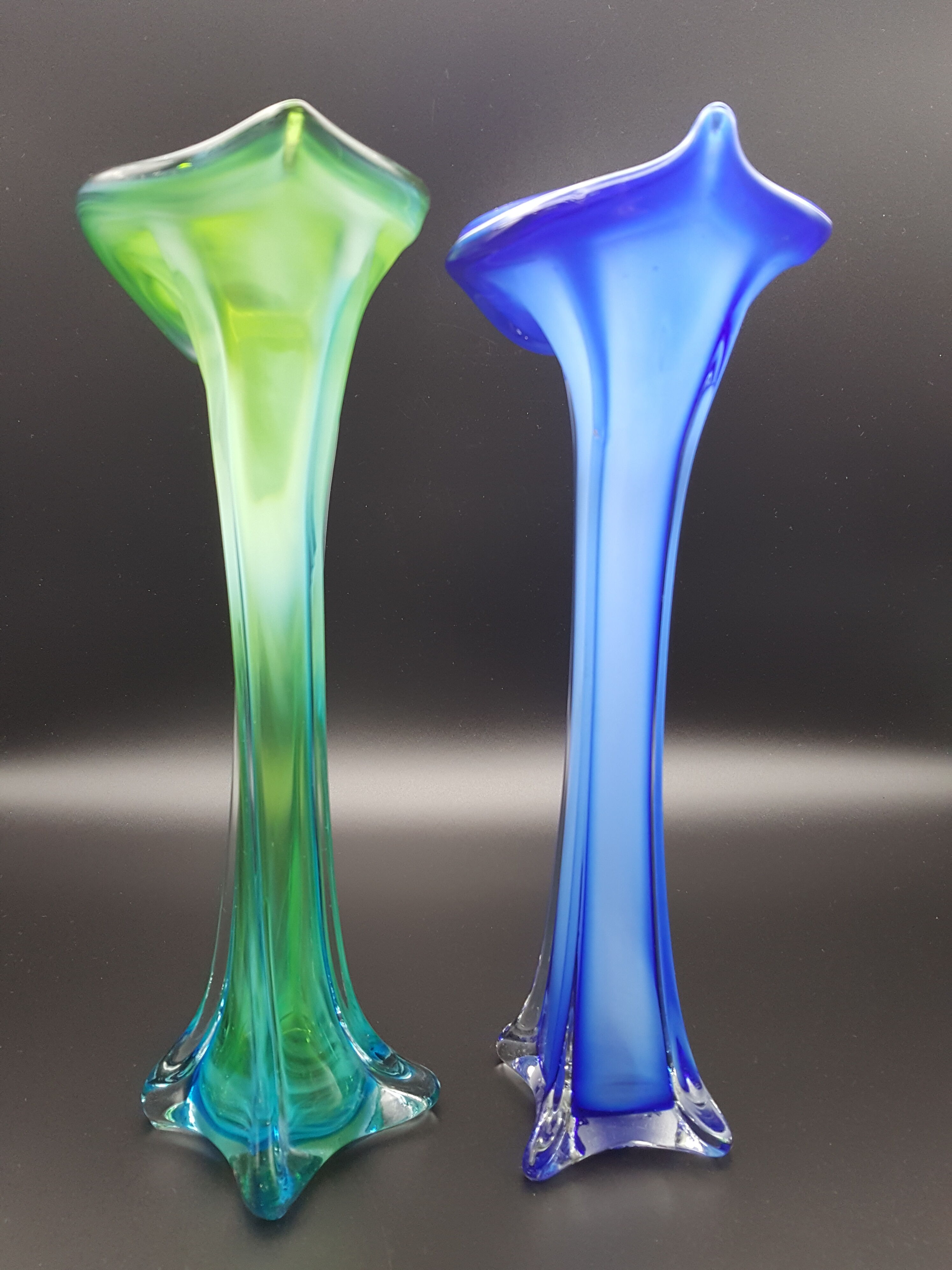 Paire de vases en verre soufflé soliflore vert et bleu