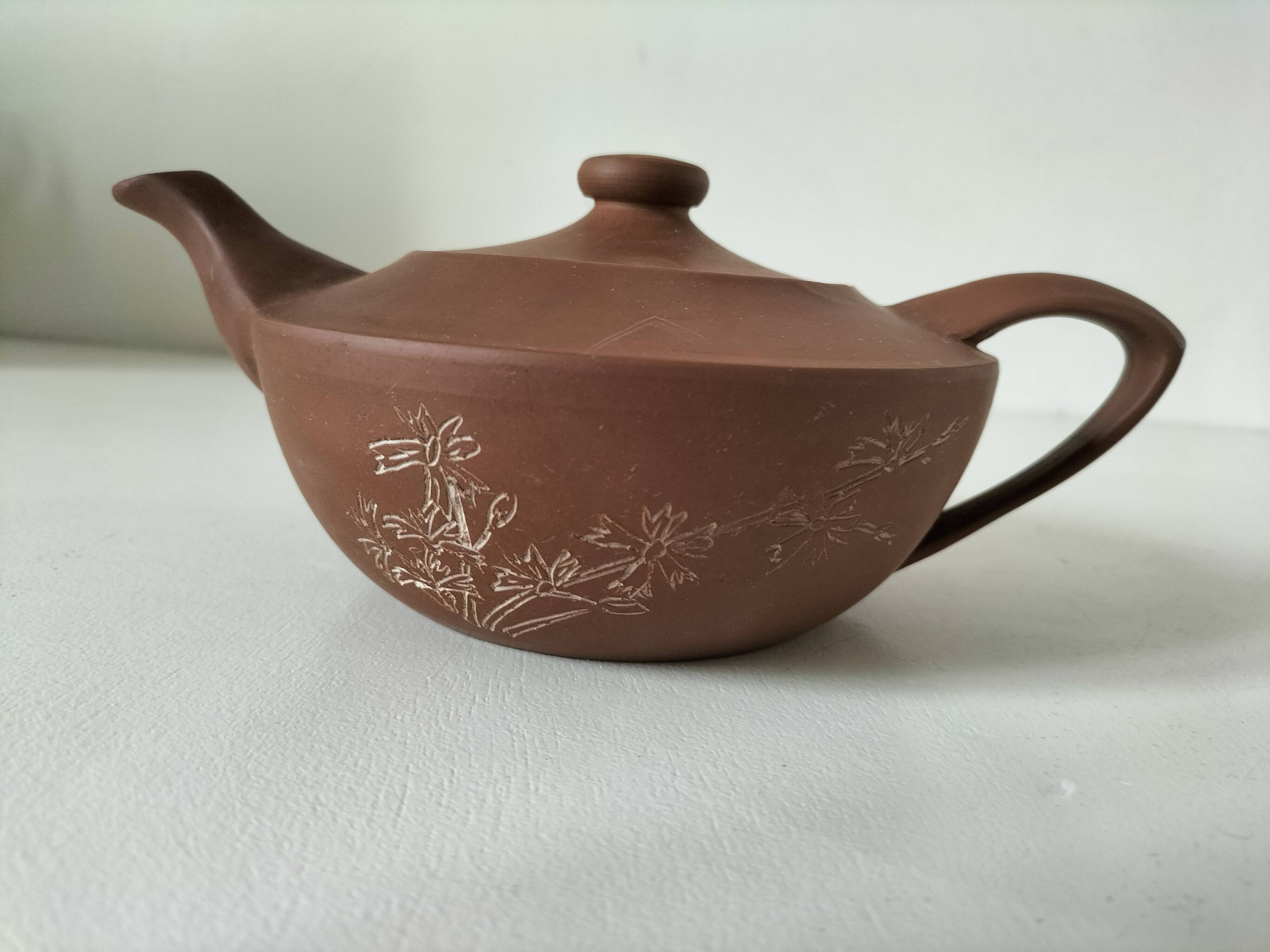 Japanese teapot in red clay engraved with integrated filter.