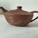 Japanese teapot in red clay engraved with integrated filter.