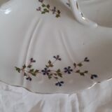 Flat with 3 compartments. Barbeaux pattern, with center handle.