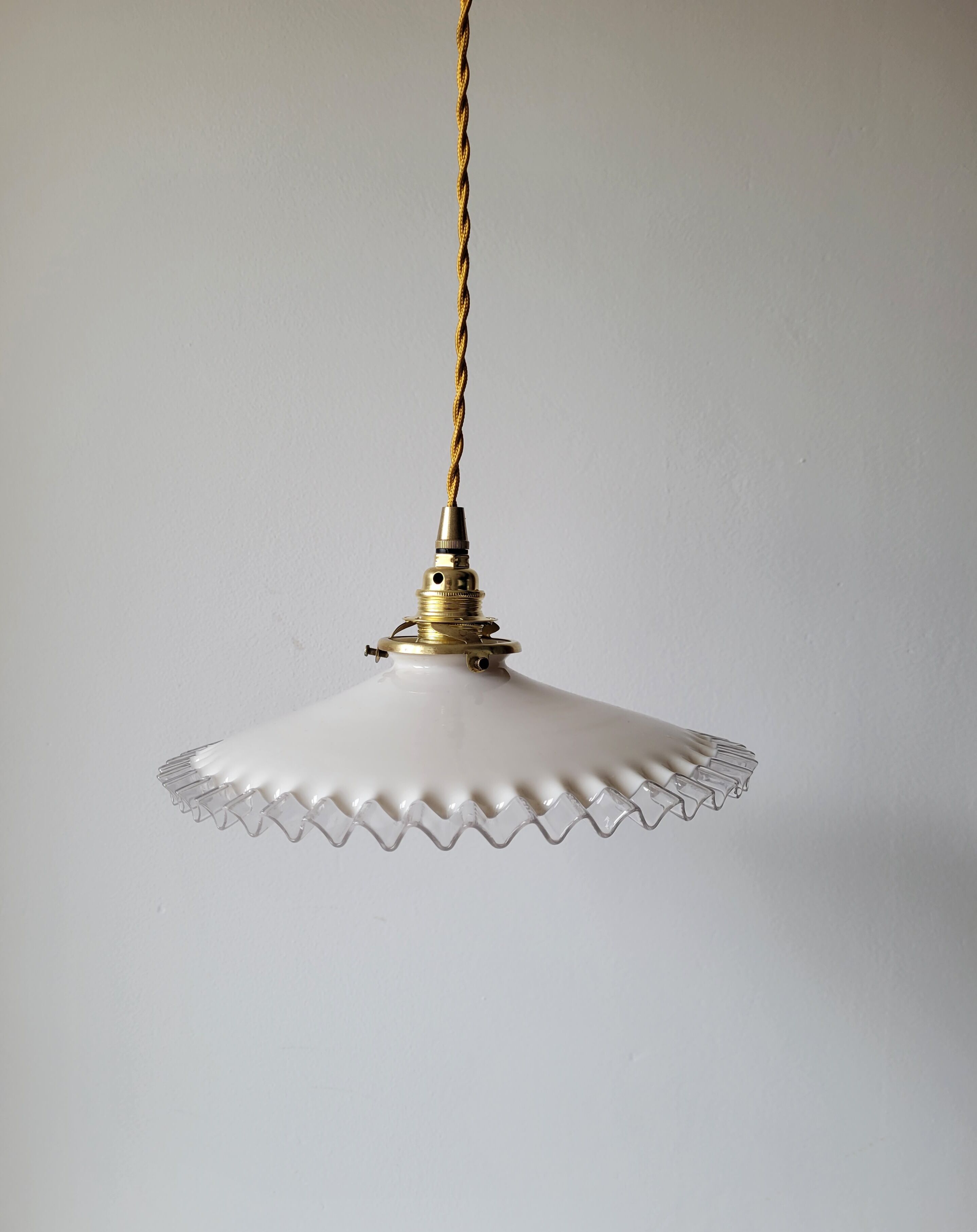 Serrated opaline suspension