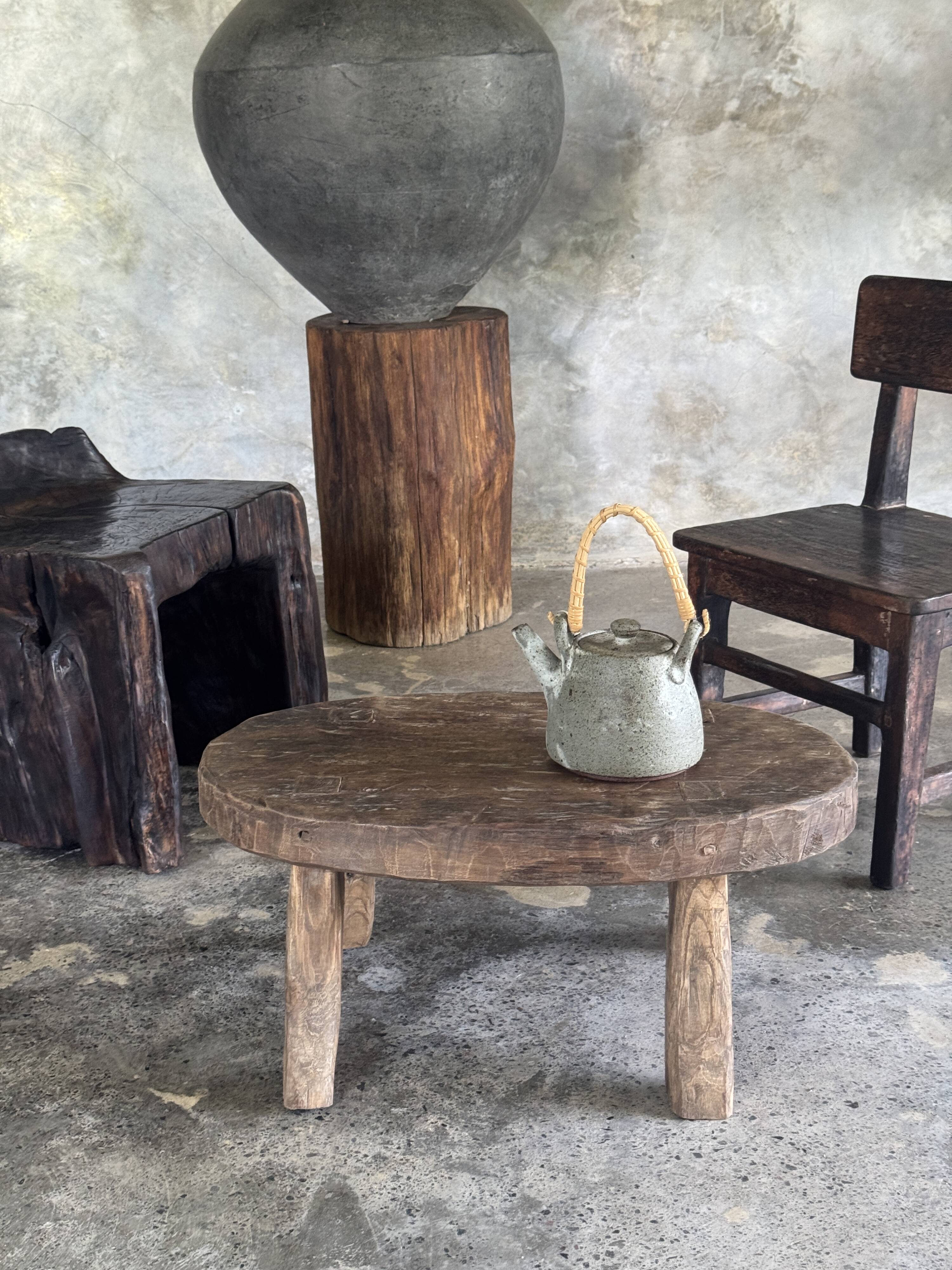 Stool, tabouret or low Japanese-style armchair in brutalist monoxyle radica.
