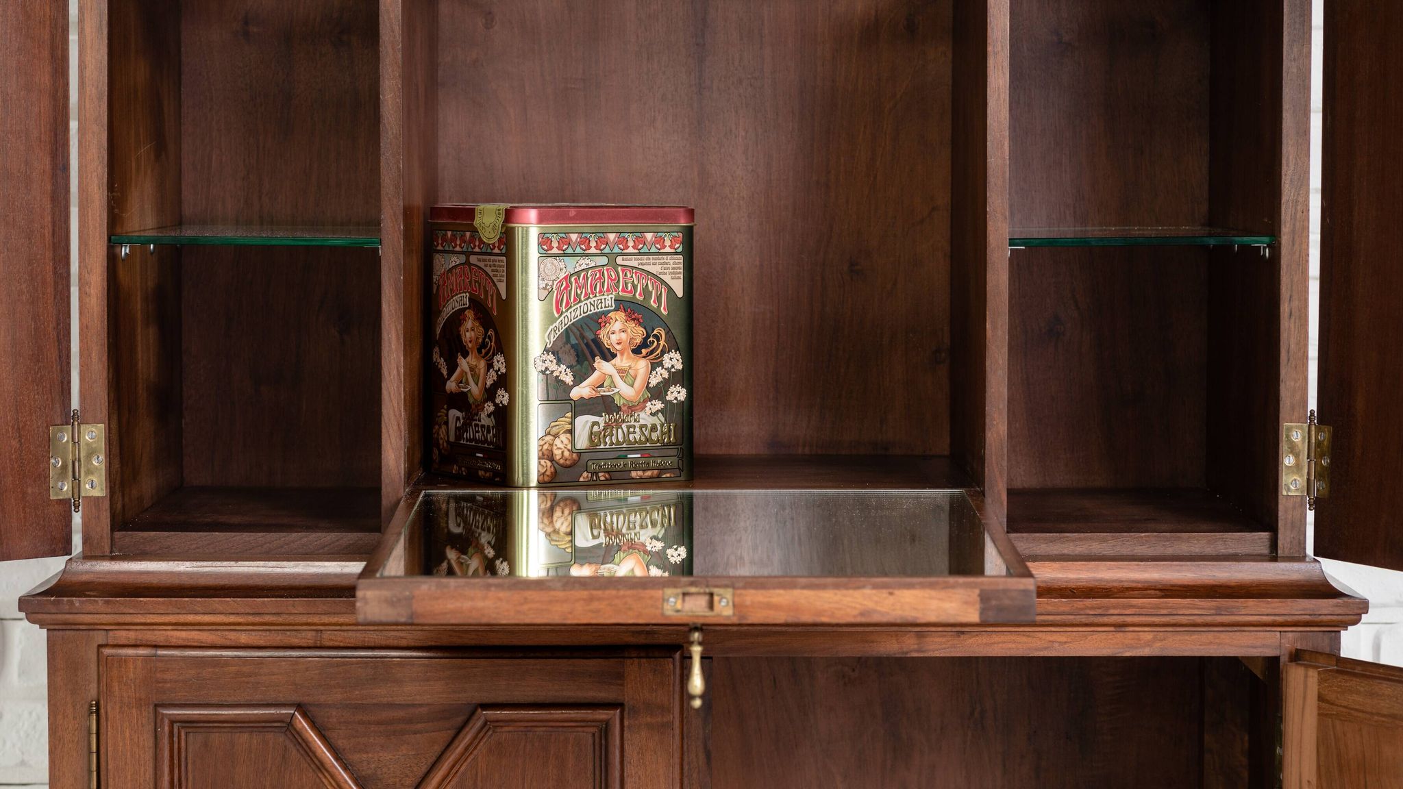 Bar cabinet by Muebles Casas