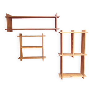 trois étagères en pin