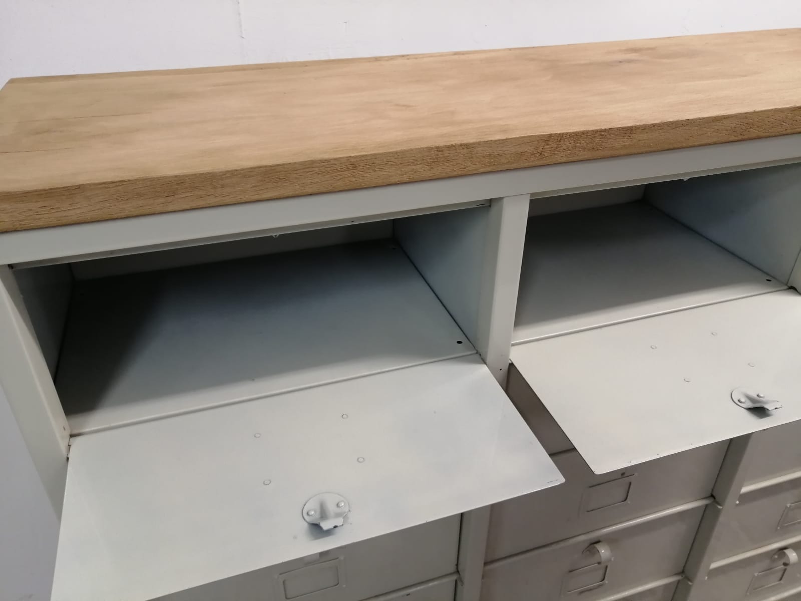 Strafor furniture with valves