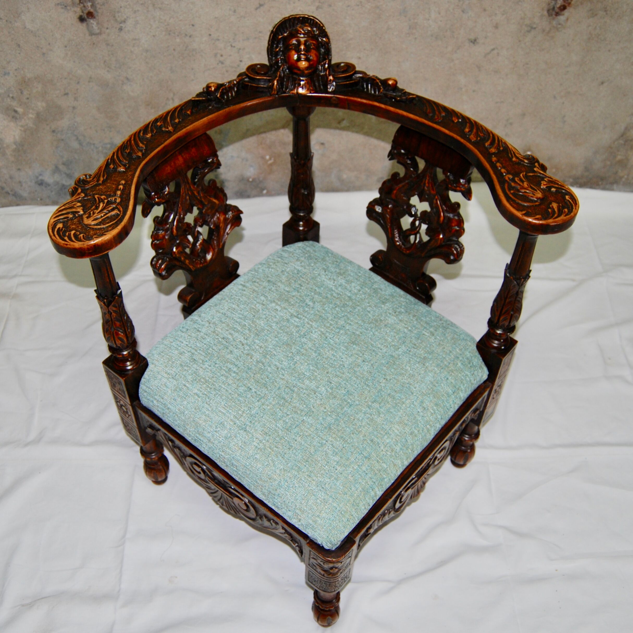 Fauteuil d'angle néo-renaissance en noyer sculpté