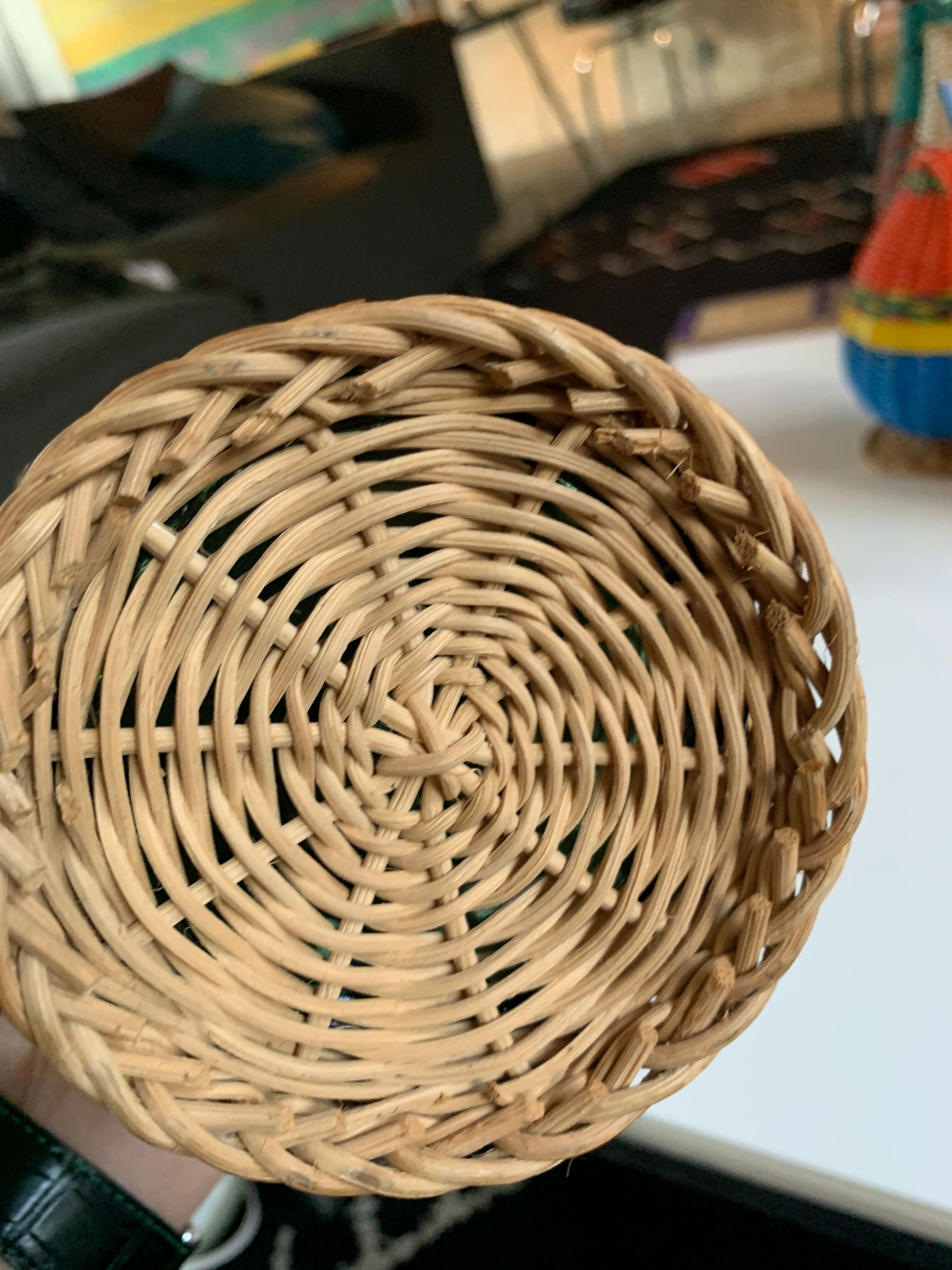 Braided bottle in anthropomorphic wicker