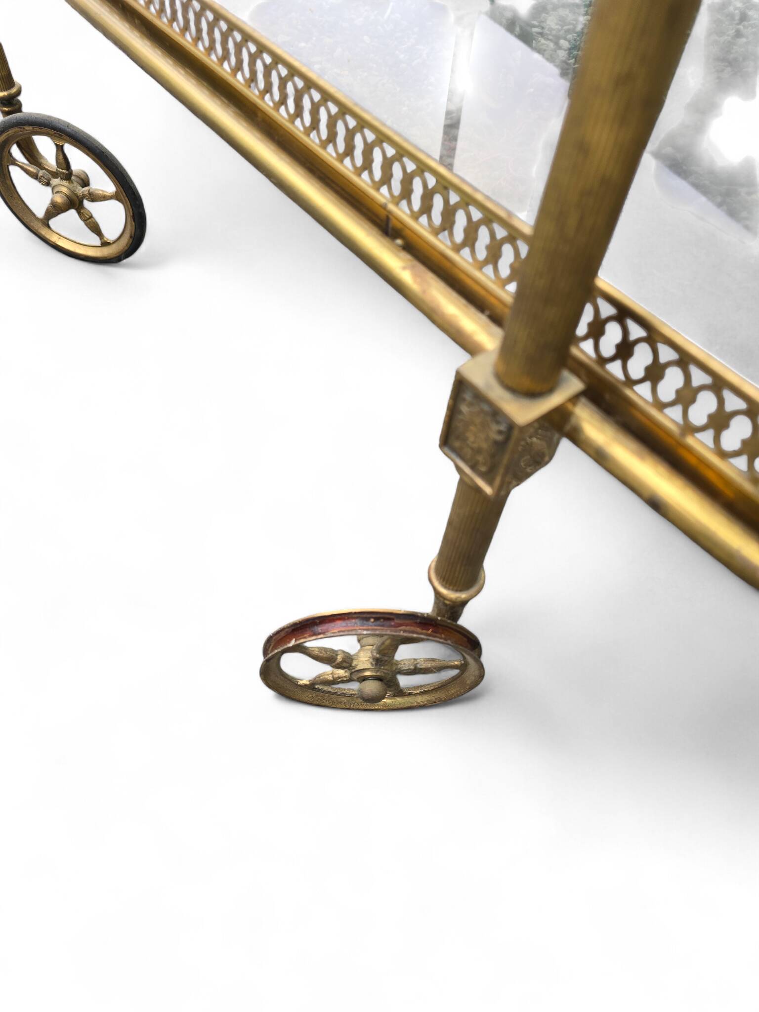 Serving cart - Neoclassical bar trolley in brass and glass