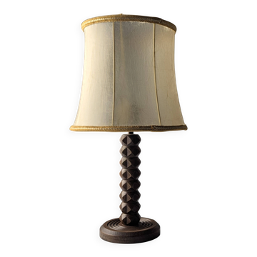 Lampe de table en chêne Charles Dudouyt avec abat-jour en parchemin, France, années 1950.