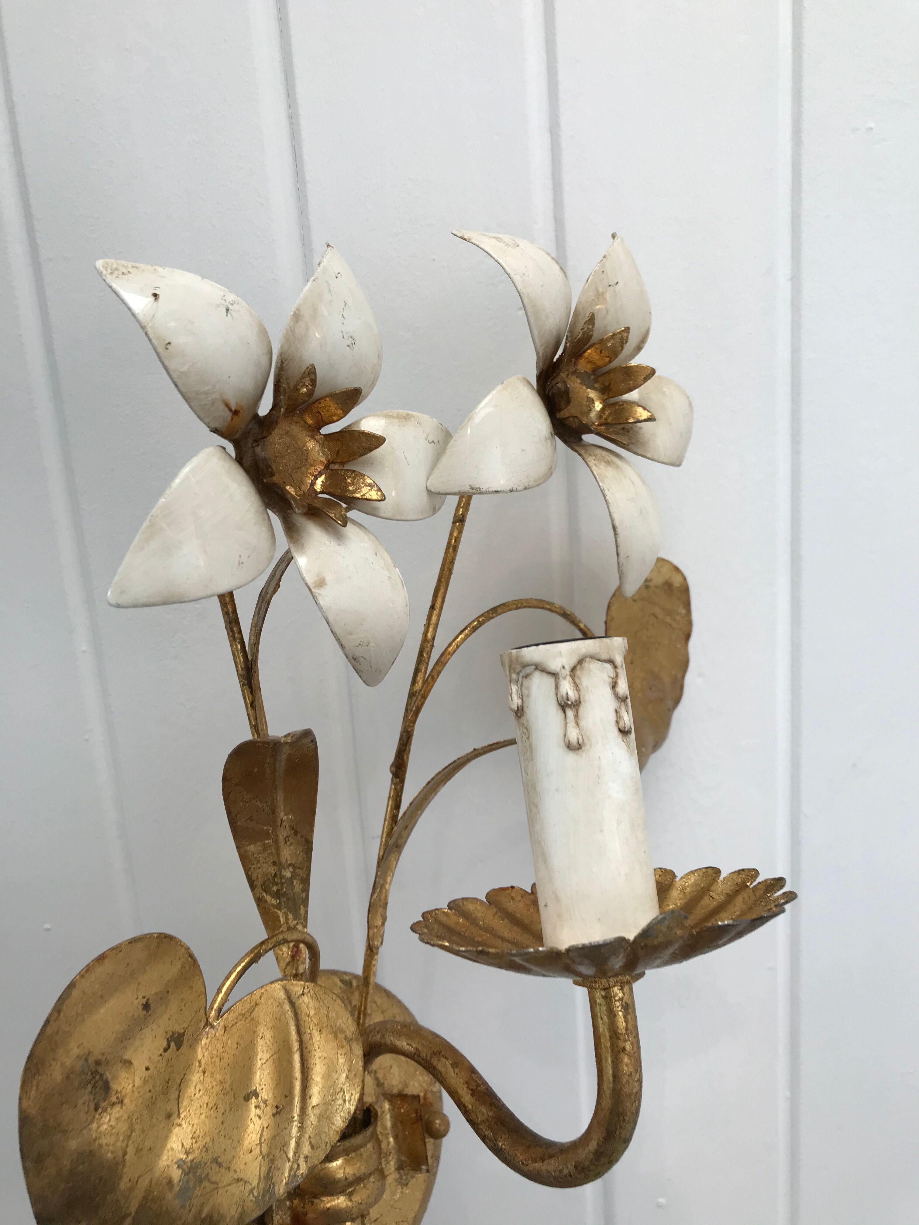 OLIVE BRASS FLOWER WALL LAMP