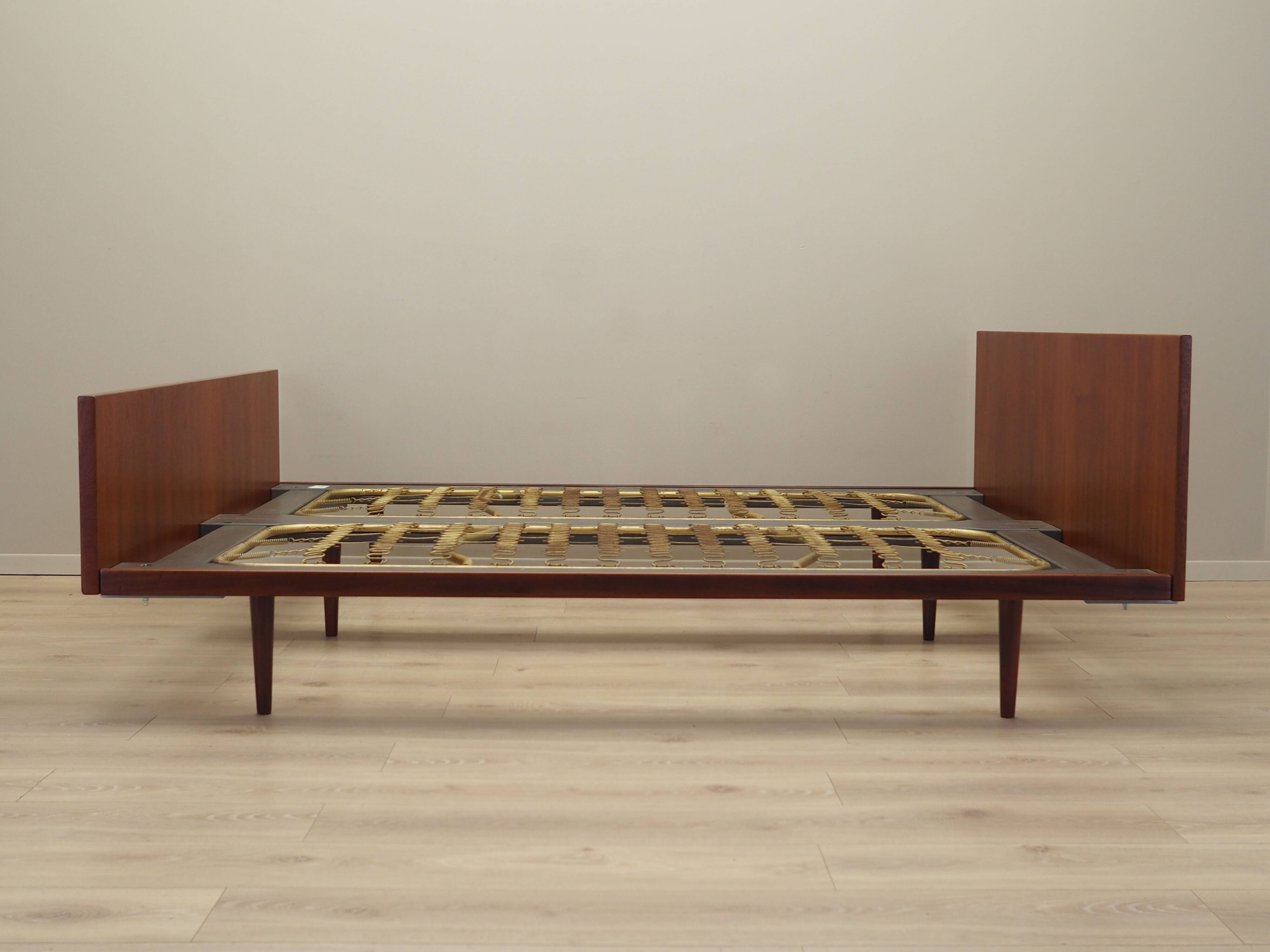 Lit en teck, design danois, années 1960, designer : Hans J. Wegner, fabricant : Getama
