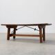 Table basse brutaliste espagnole du XVIIe siècle en bois et fer forgé