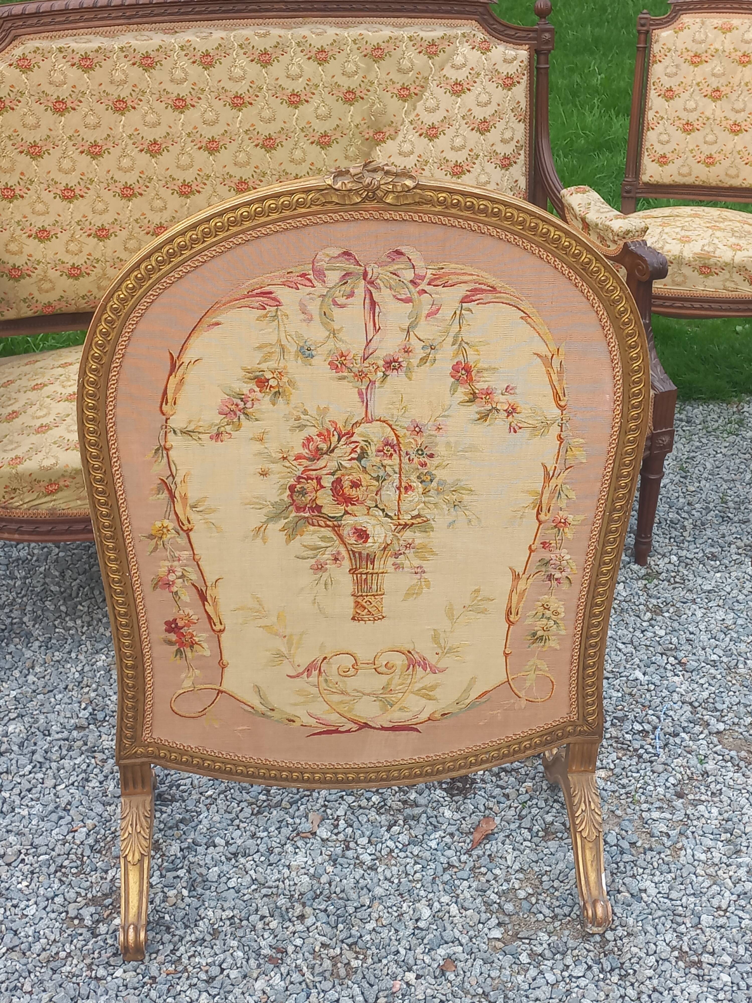 Golden wooden fireplace screen and Aubusson tapestry, 19th century.