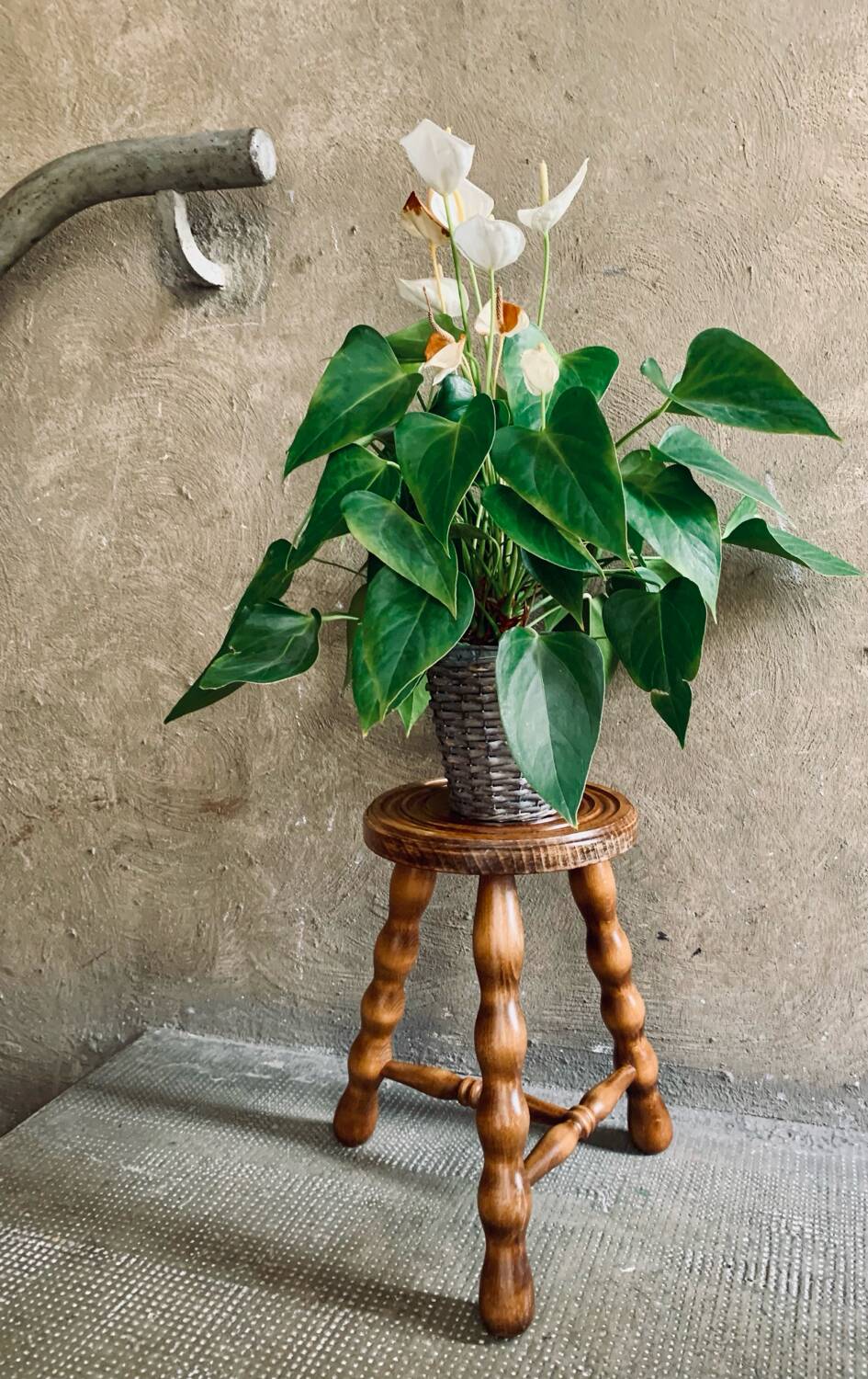 Tabouret tripode bois à entretoise vintage