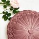 Coussin plissé ancien en velours rose