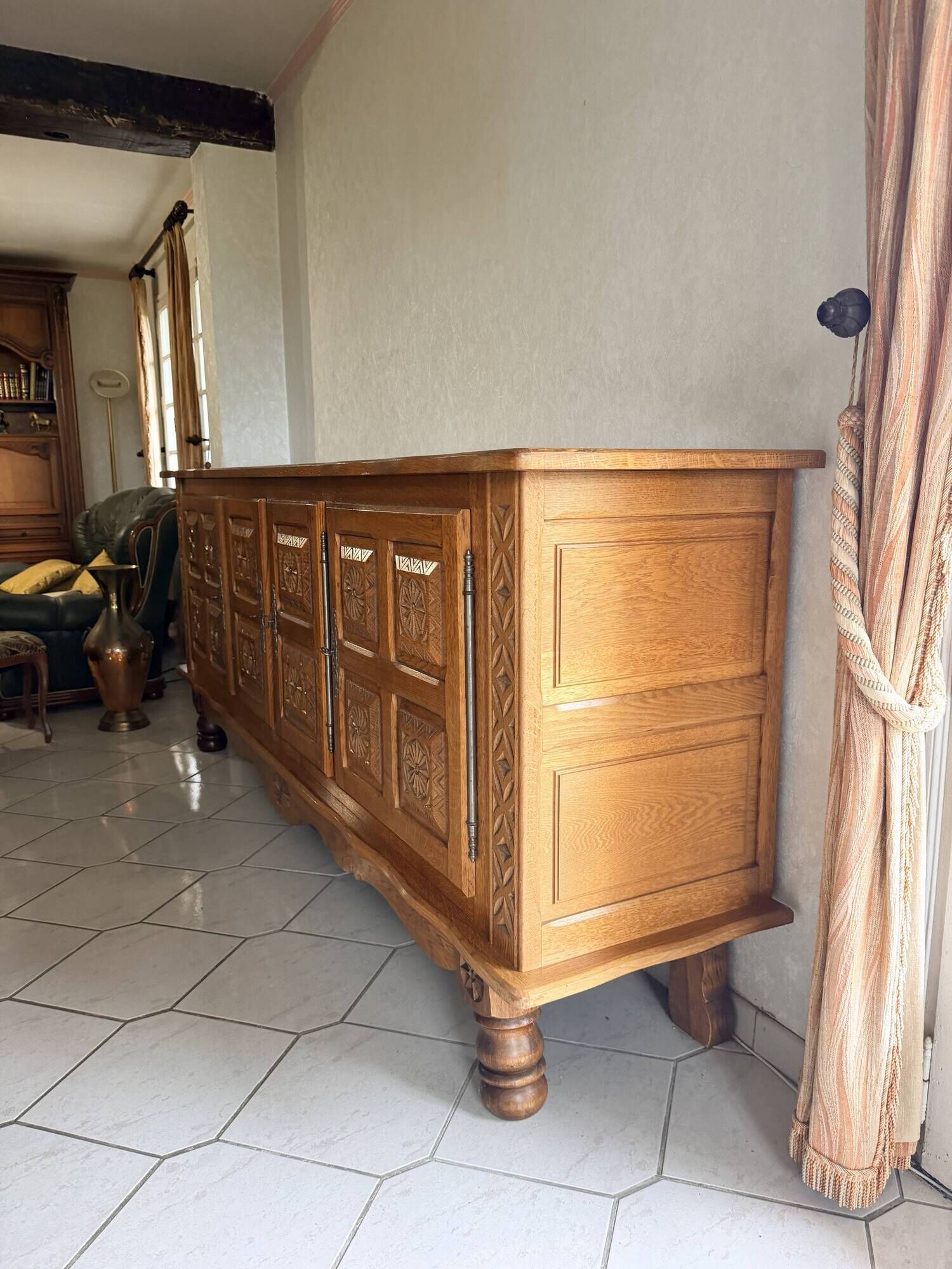 XXL buffet in carved oak