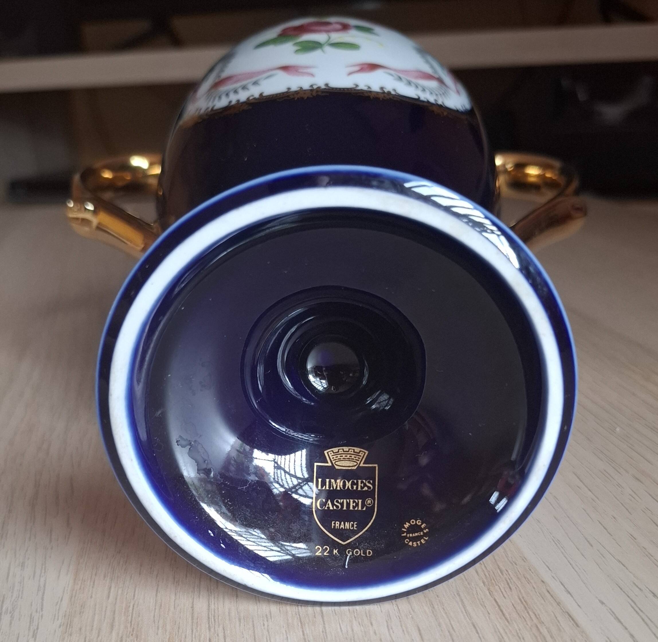 Vase en porcelaine de Limoges bleu de four et dorure 22K