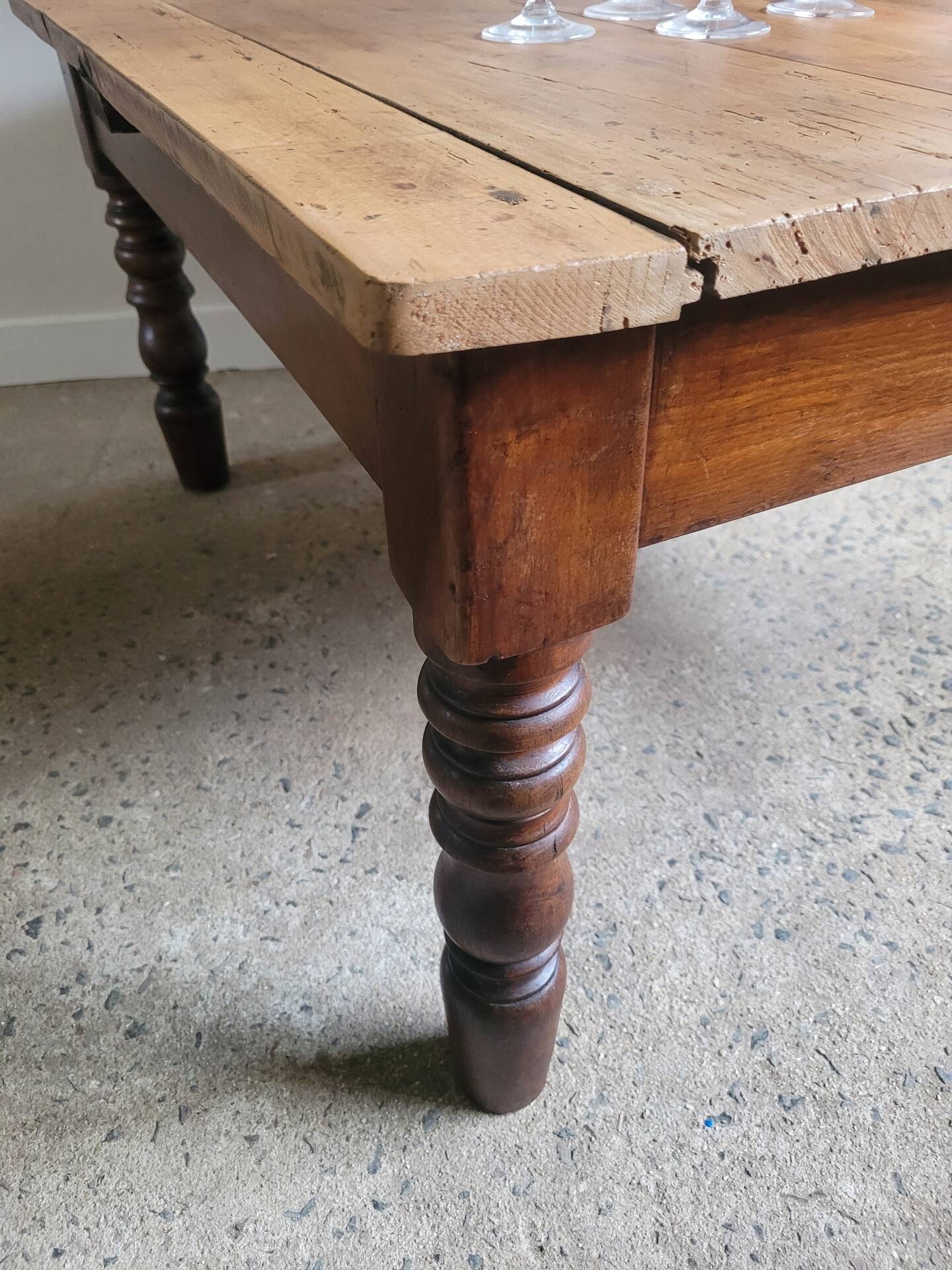 Wooden coffee table with turned legs