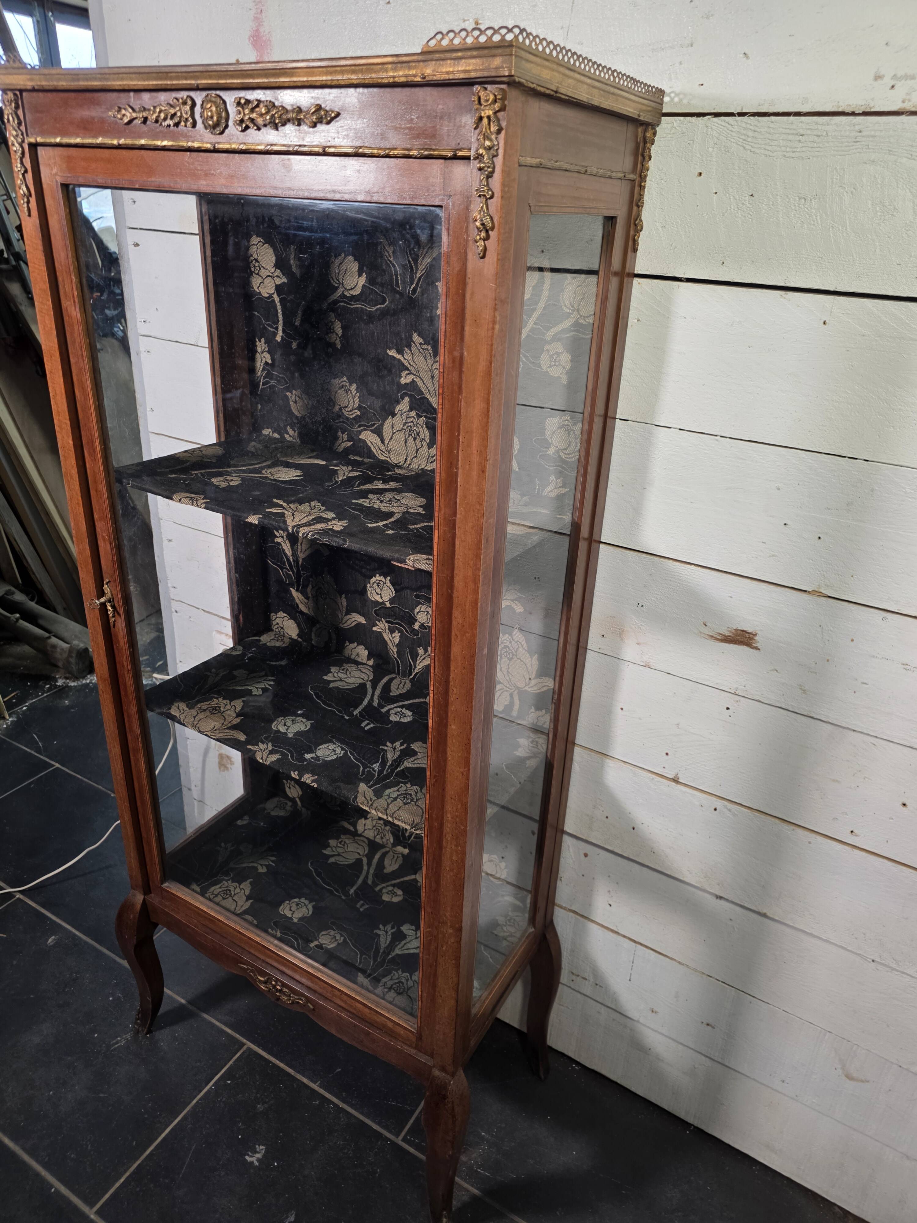 Vitrine ancienne style transition Louis XV-Louis XVI en Acajou
