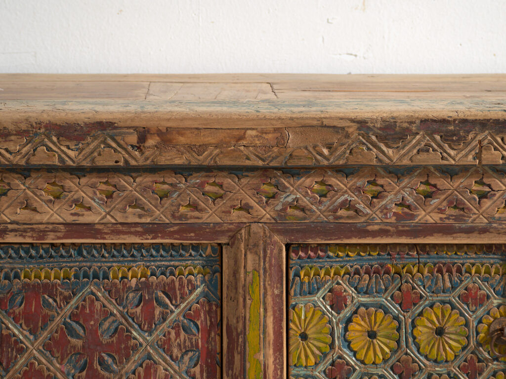 Buffet bas ancien chinois sculpté en sapin à panneaux ornés – Gansu, vers 1930
