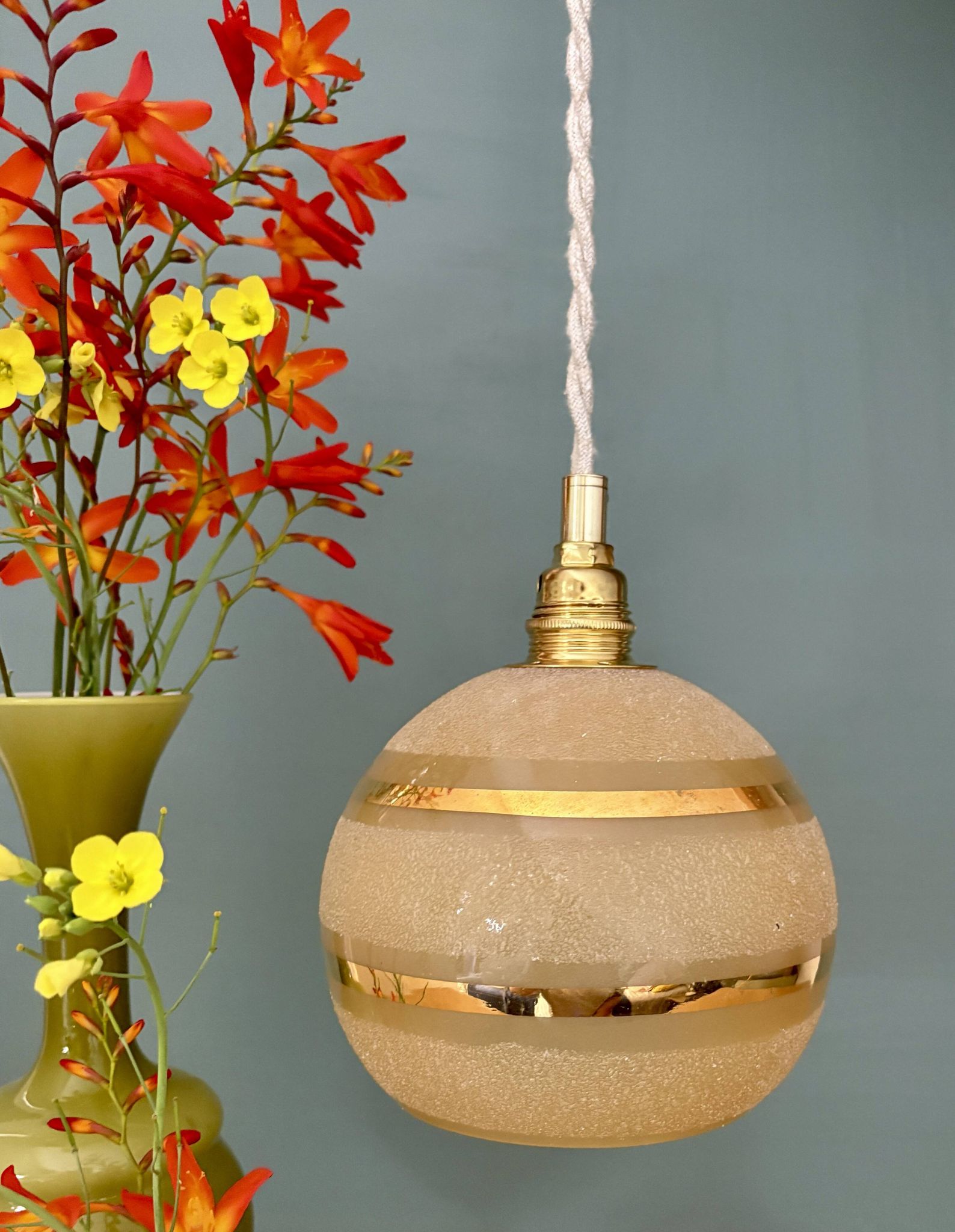 Suspension globe vintage en verre granité jaune et doré