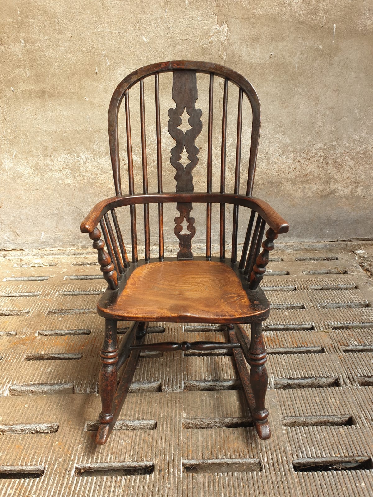 Antique rocking chair Windsor 1840
