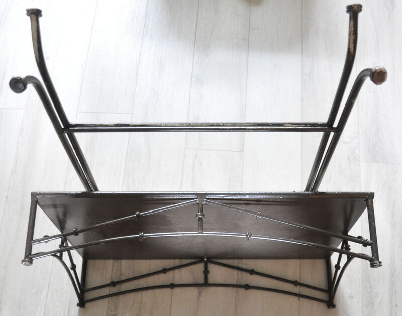 Garden table, low and foldable