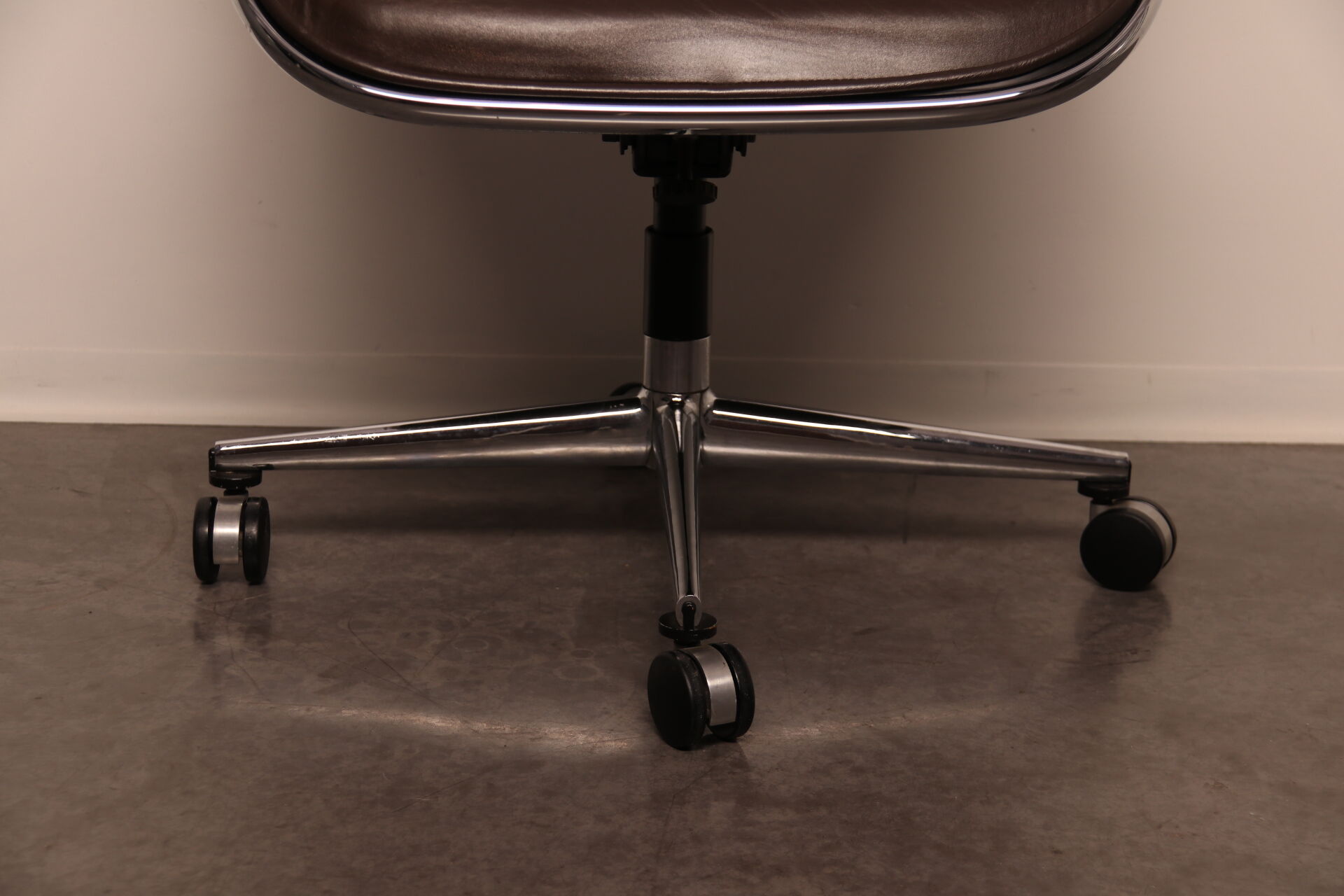Executive office chair by Charles Pollock for Knoll - US - 1970's