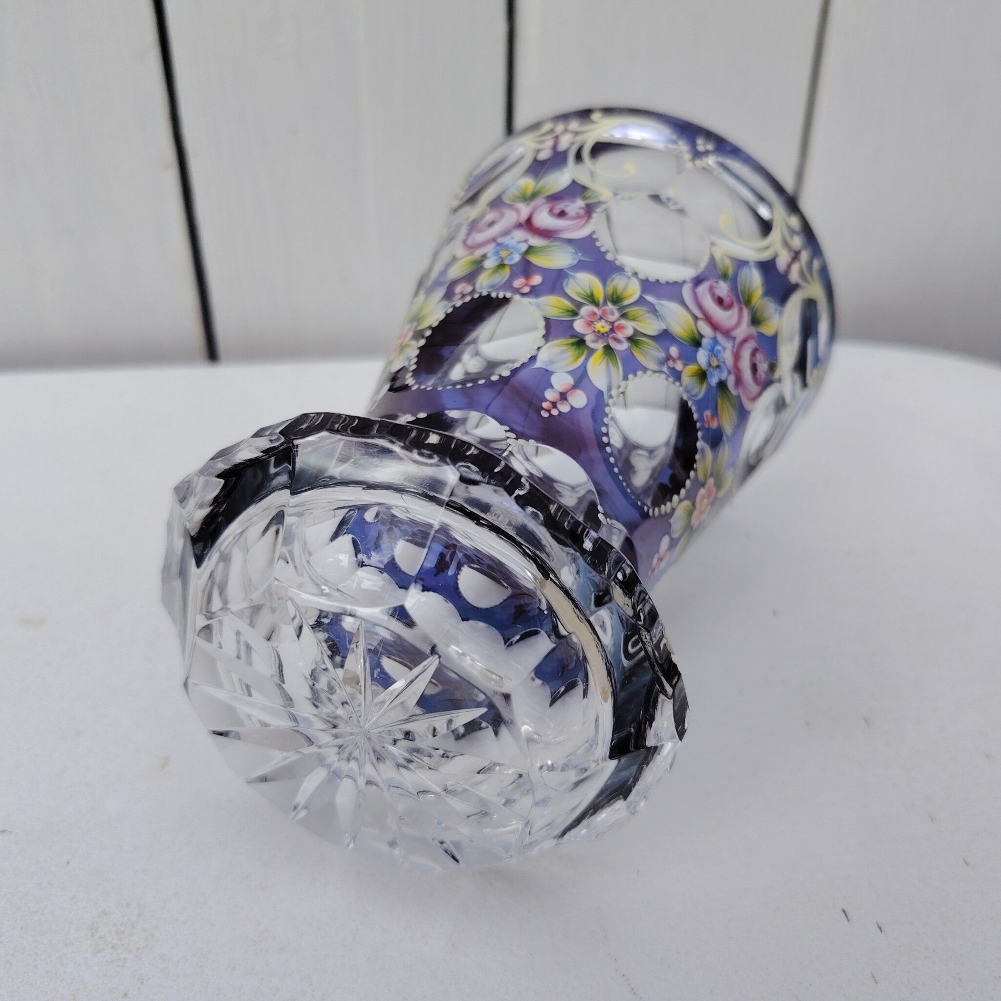 Vase en cristal de Bohème, décor floral peint et émaillé