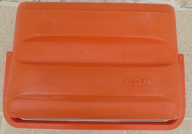 Glaciere vintage de couleur orange avec poignet  de marque EDA