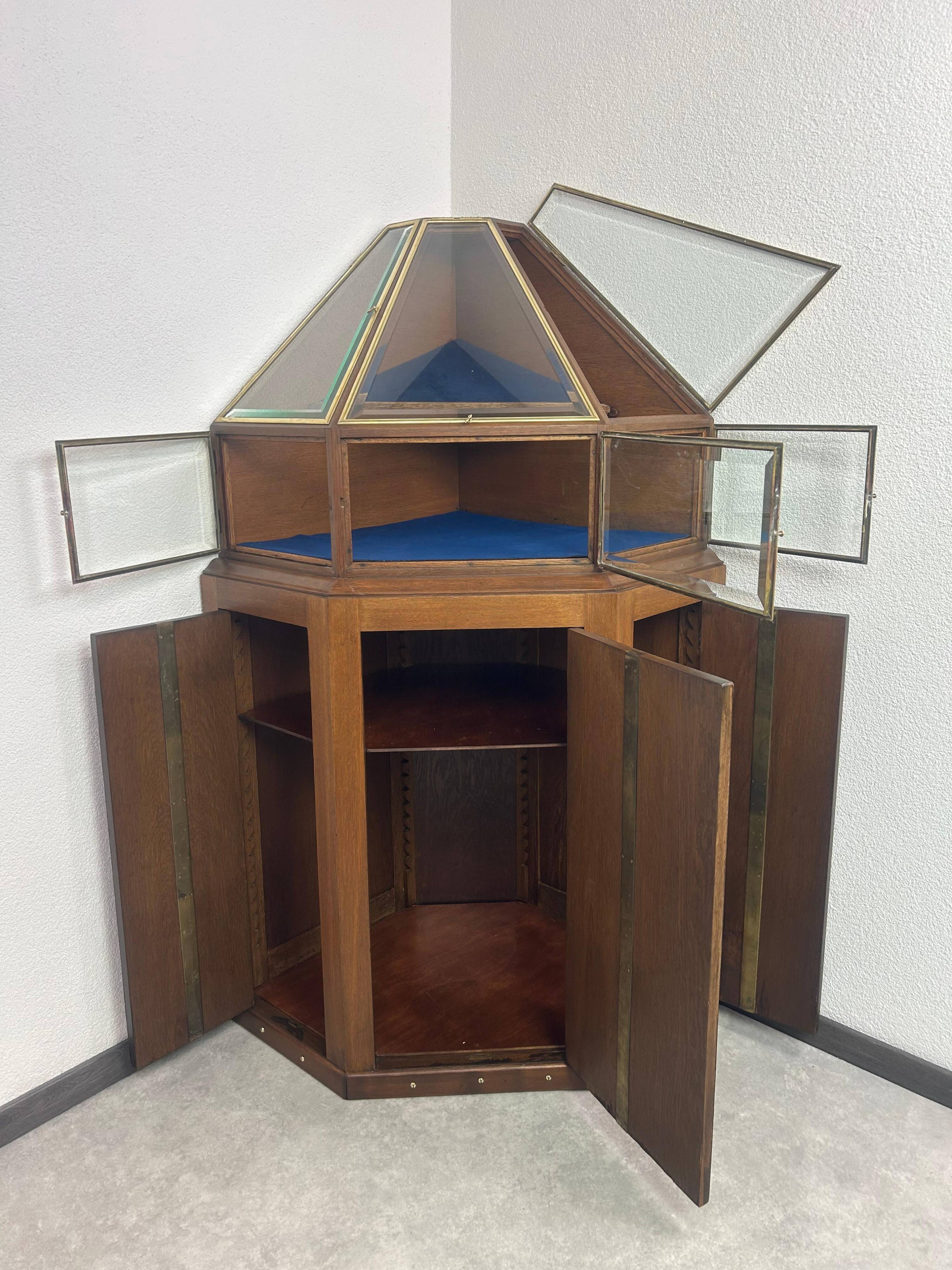 Vitrine d'exposition pour bijoux art nouveau pyramidale d'angle
